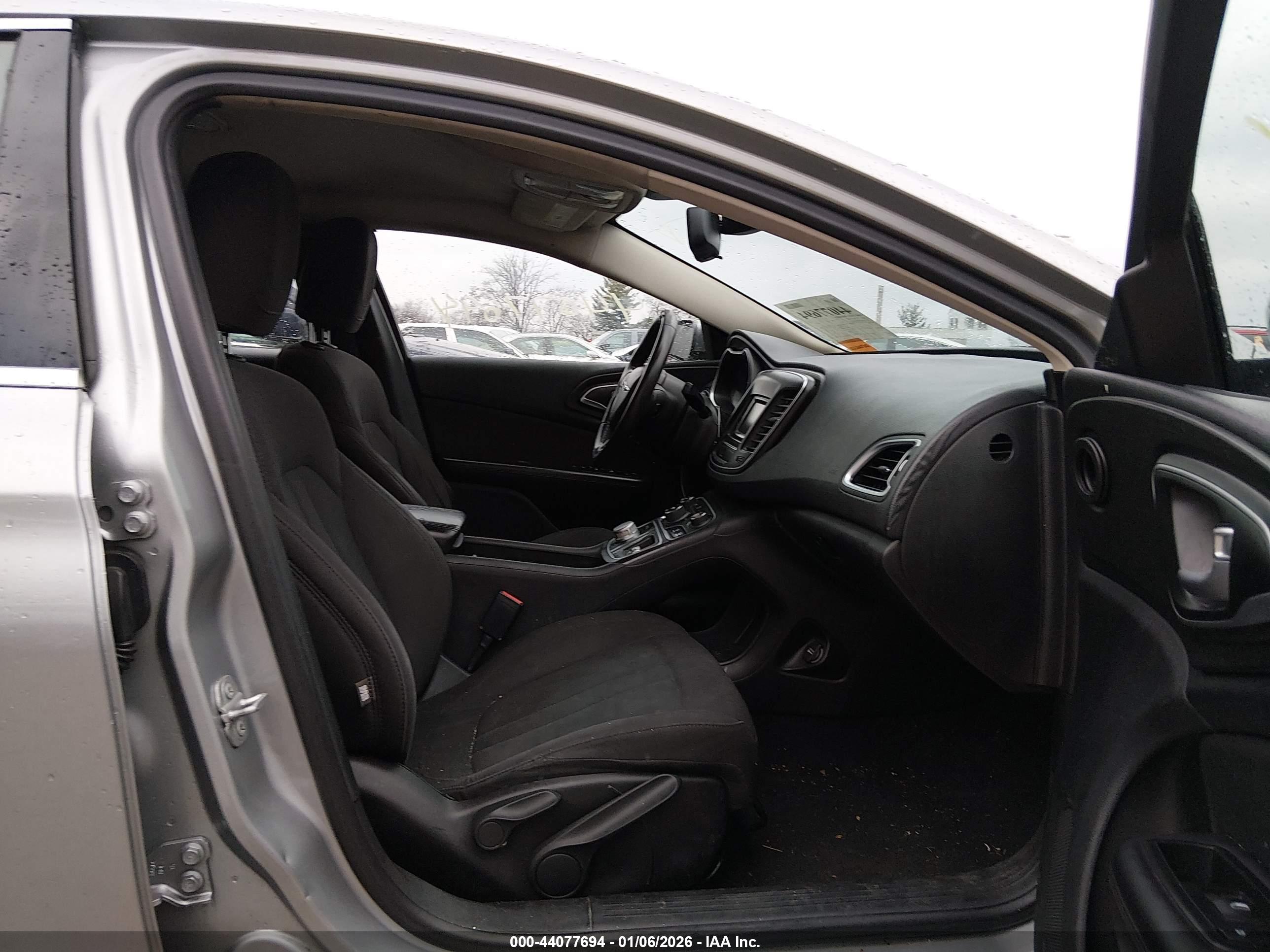 CHRYSLER 200 image 5