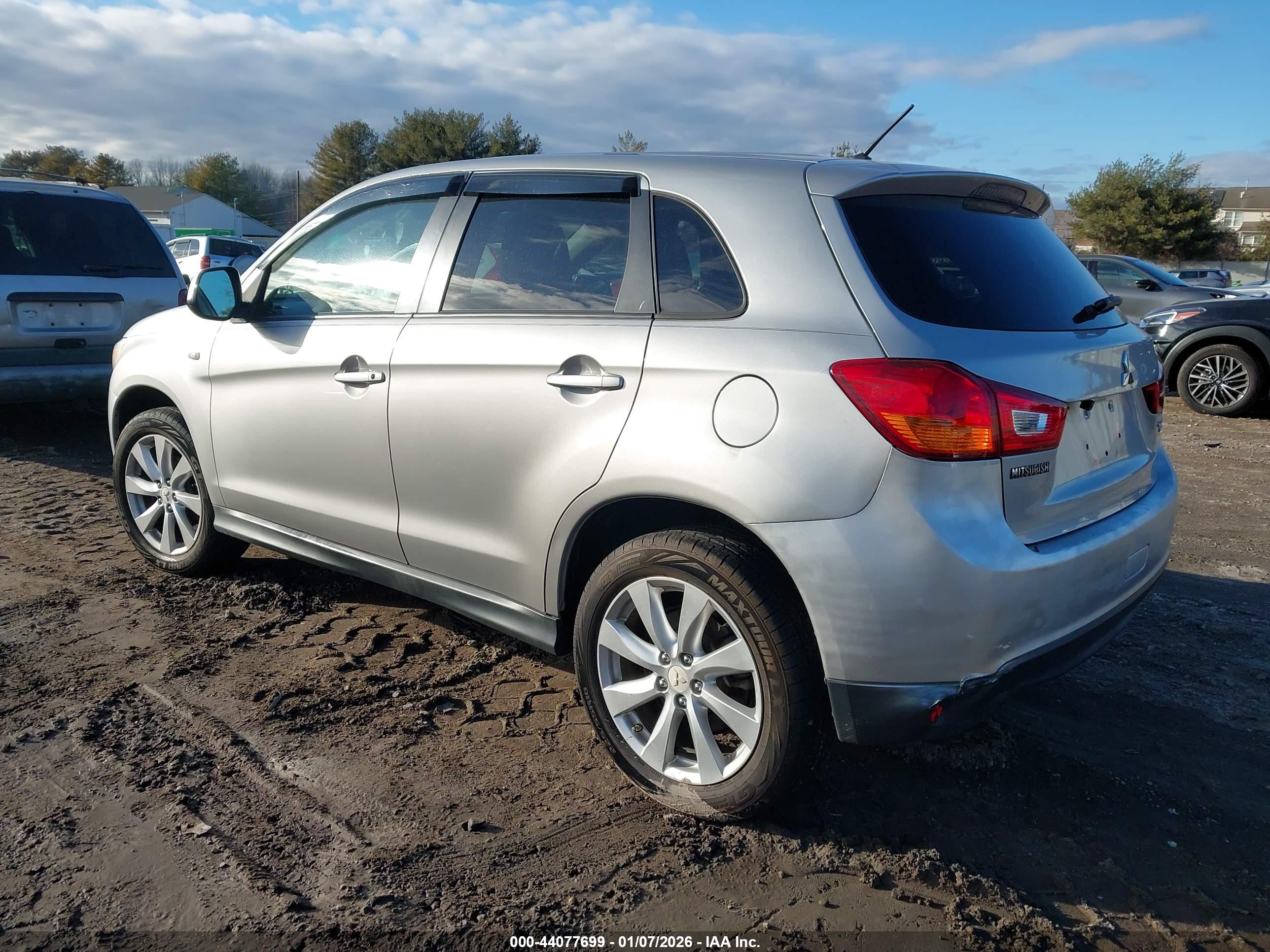 MITSUBISHI OUTLANDER image 3