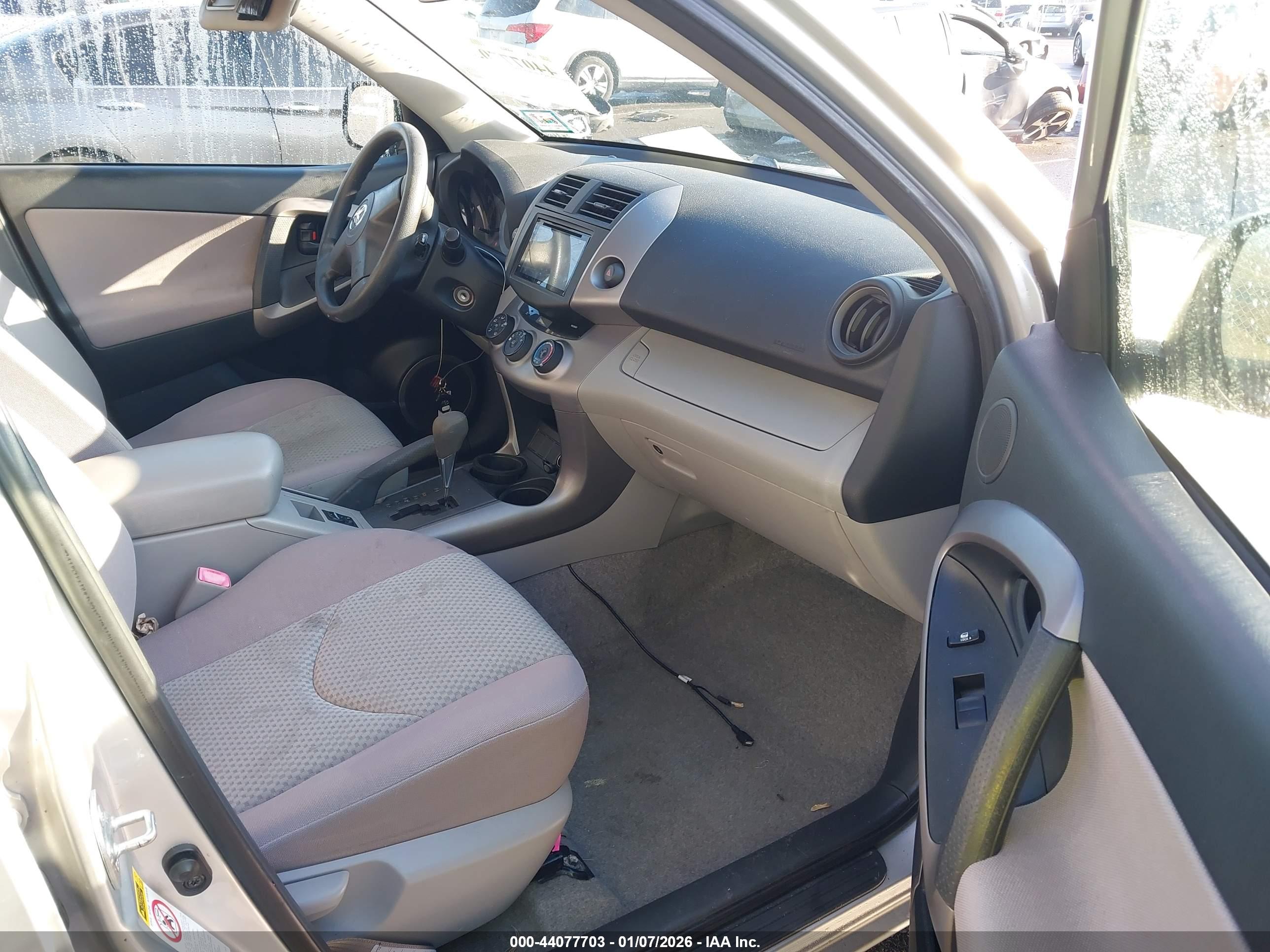 TOYOTA RAV4 image 5