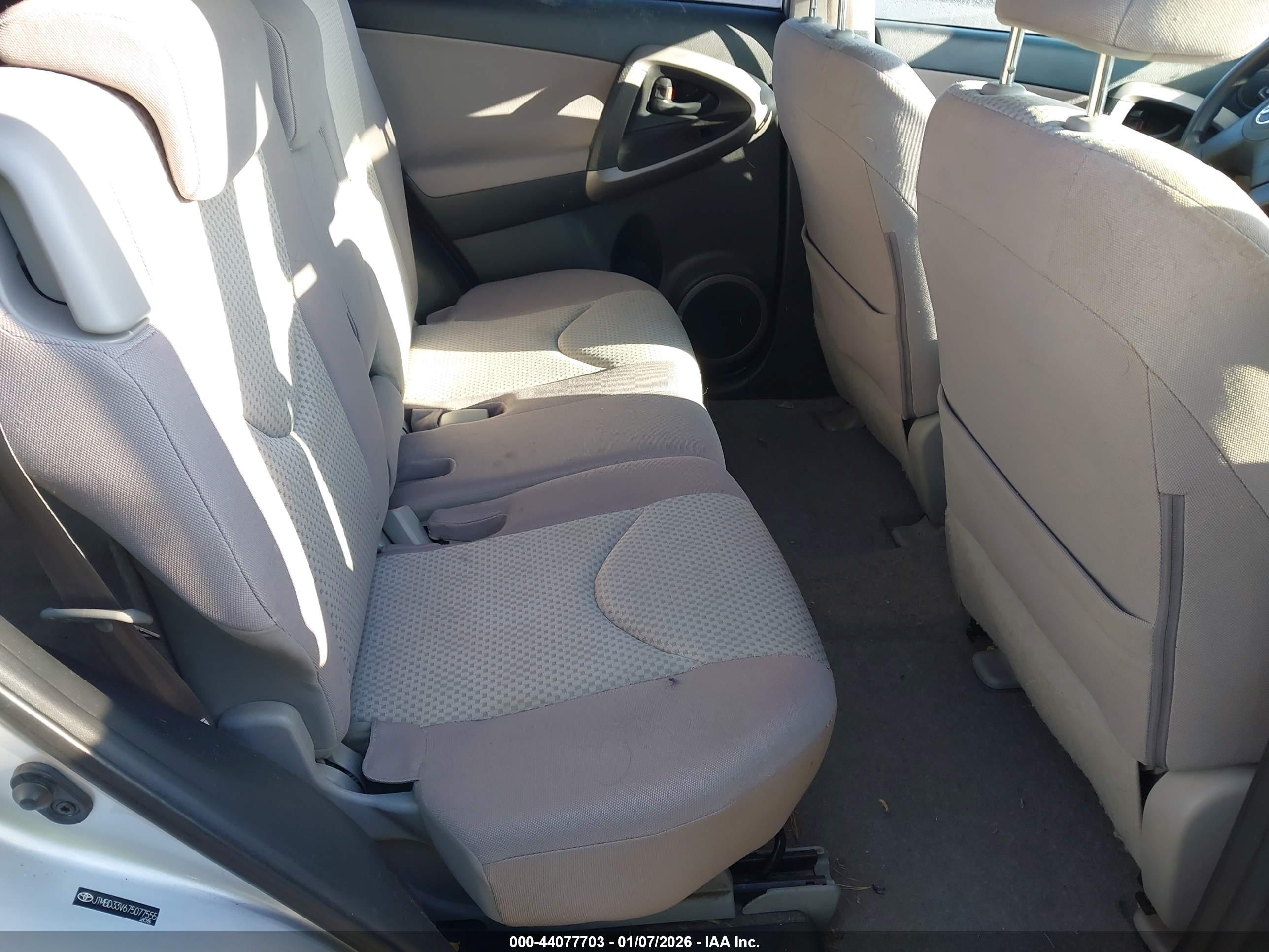TOYOTA RAV4 image 8
