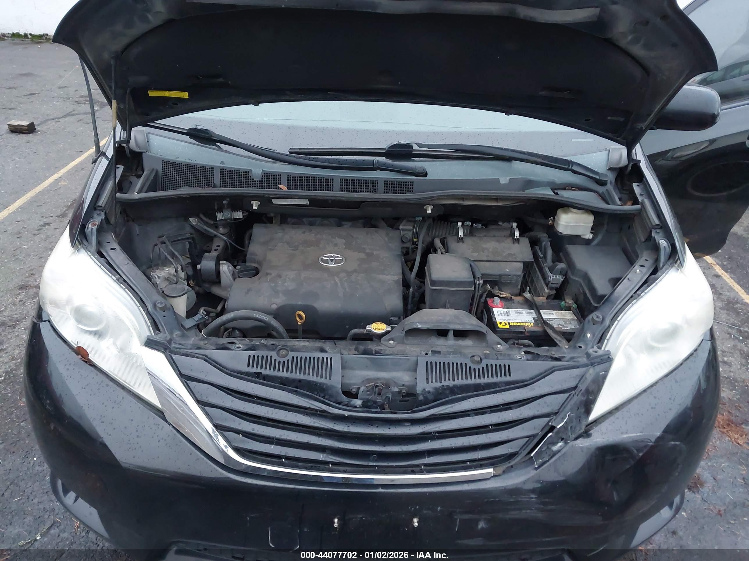 TOYOTA SIENNA image 10