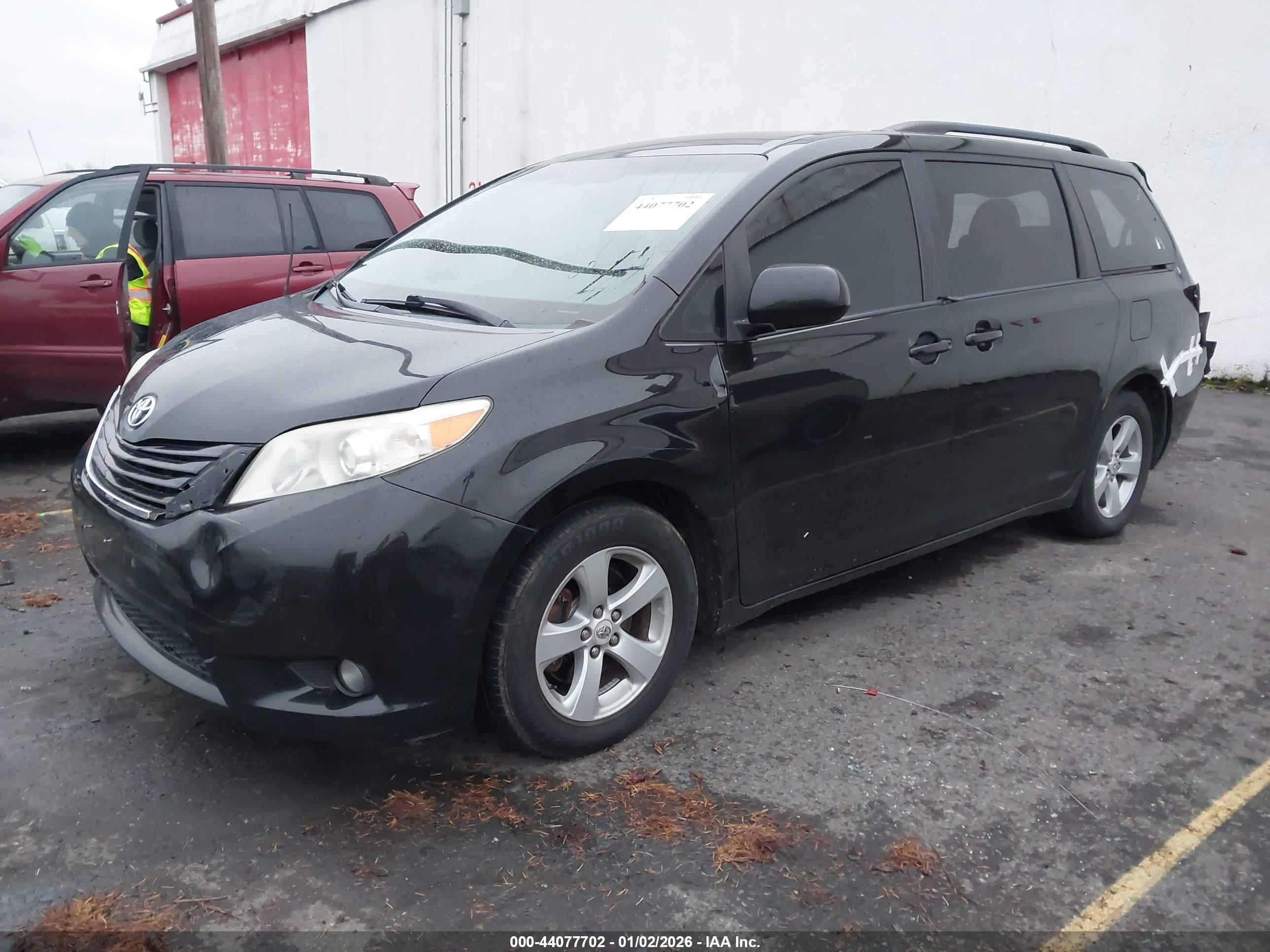 TOYOTA SIENNA image 2