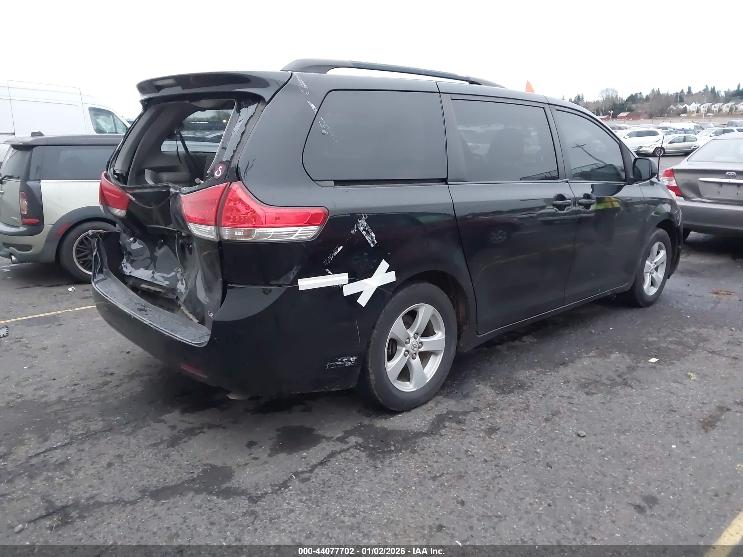 TOYOTA SIENNA image 4