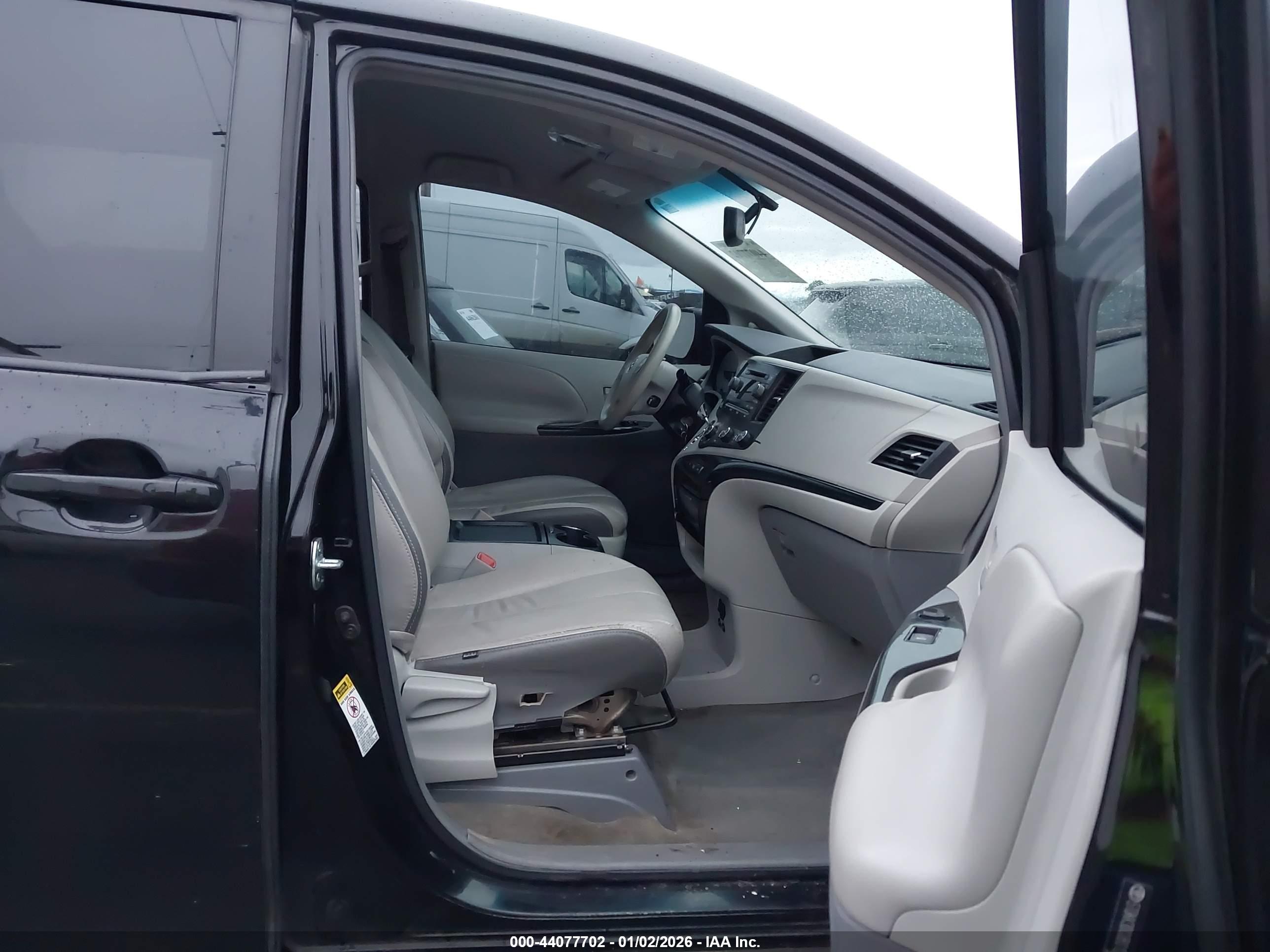 TOYOTA SIENNA image 5