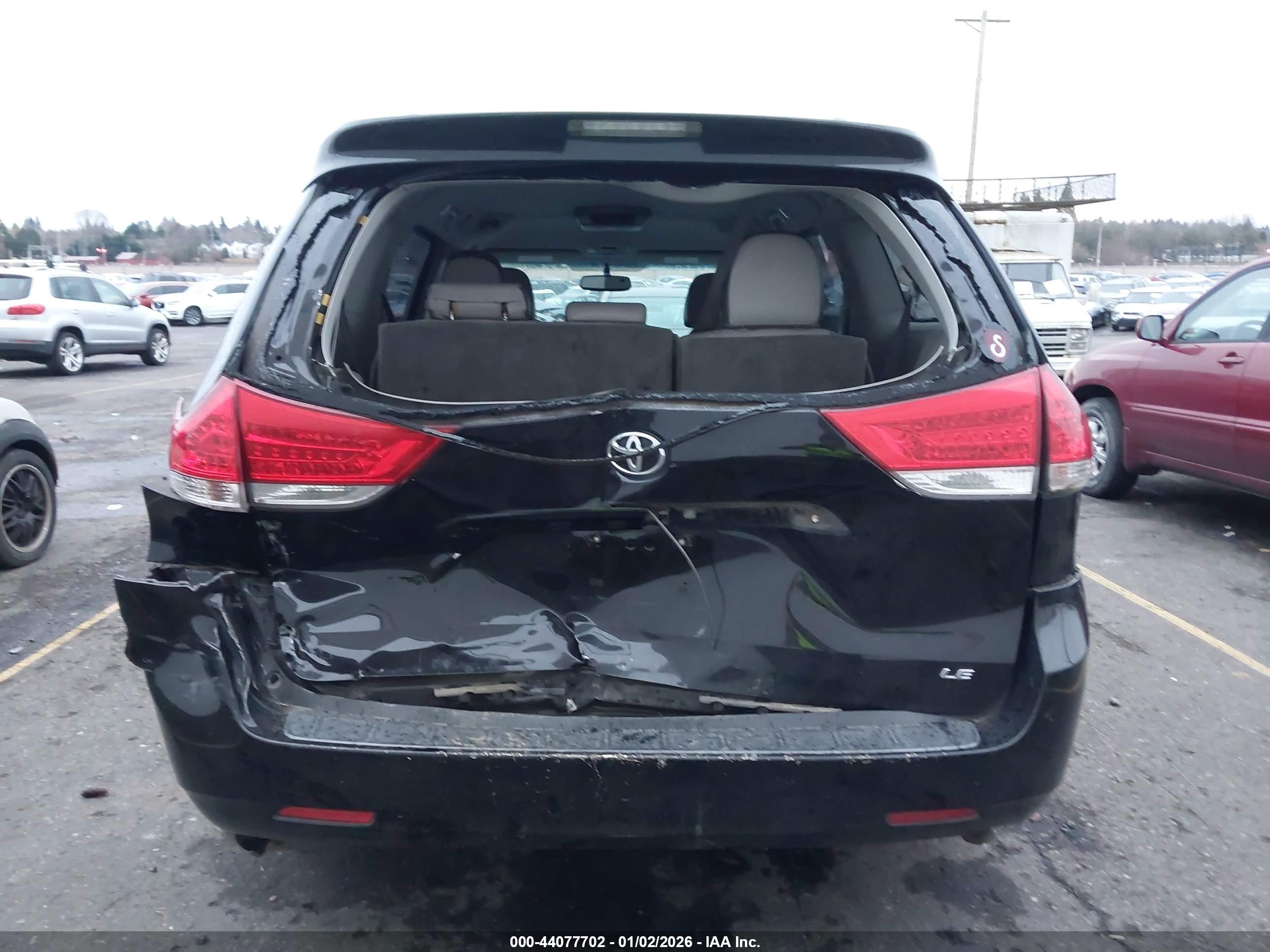 TOYOTA SIENNA image 6