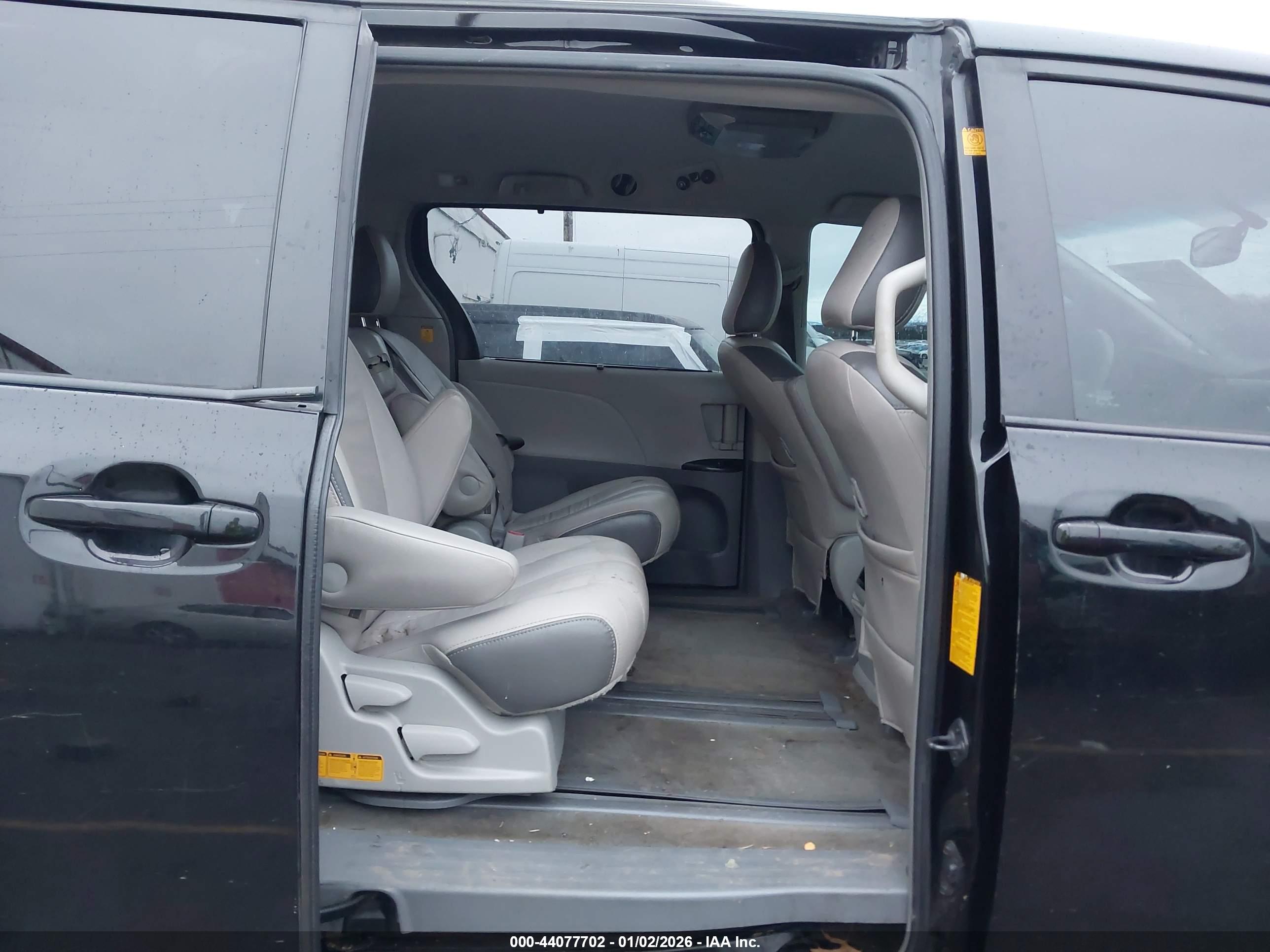 TOYOTA SIENNA image 8