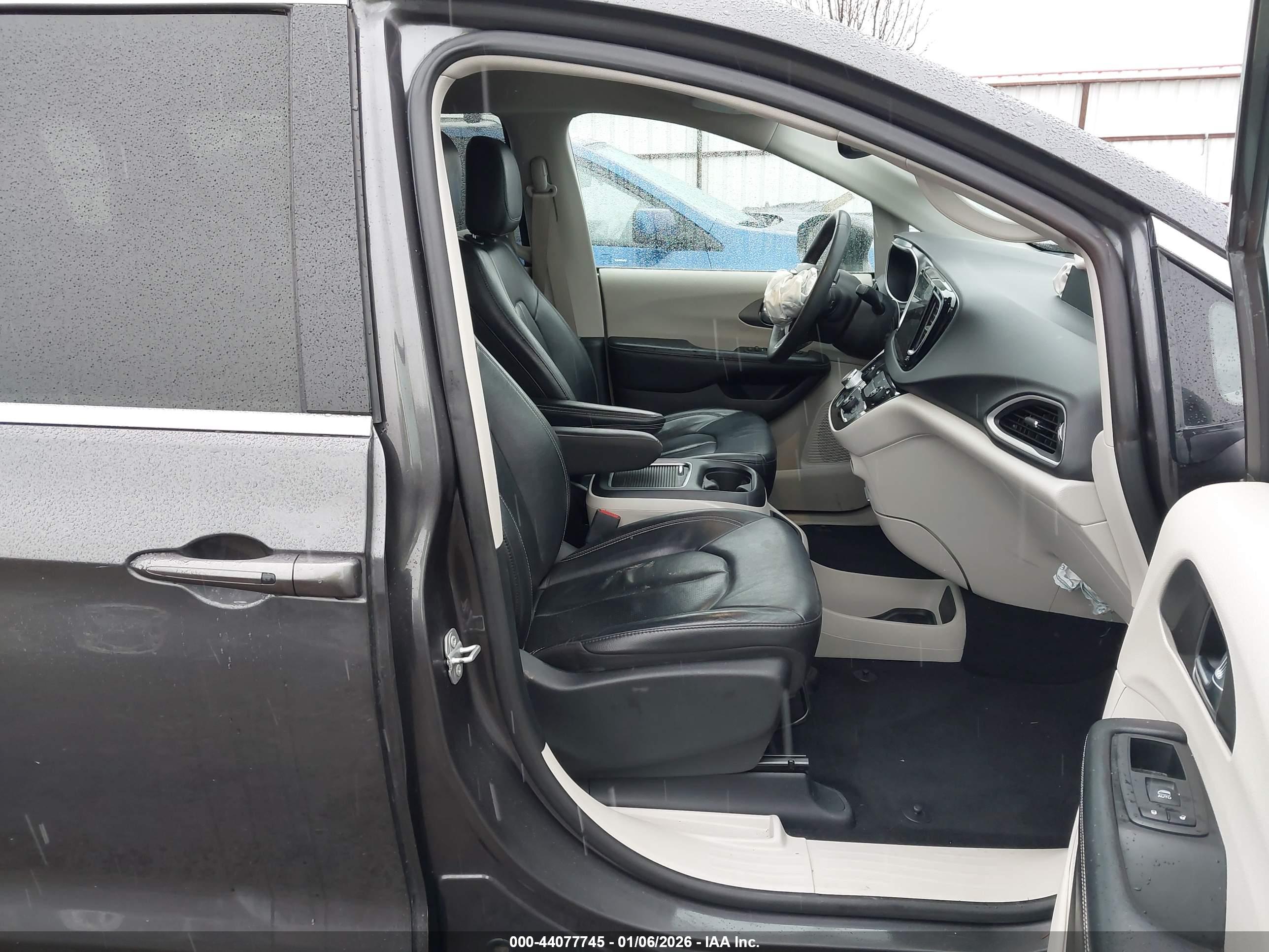 CHRYSLER PACIFICA image 5
