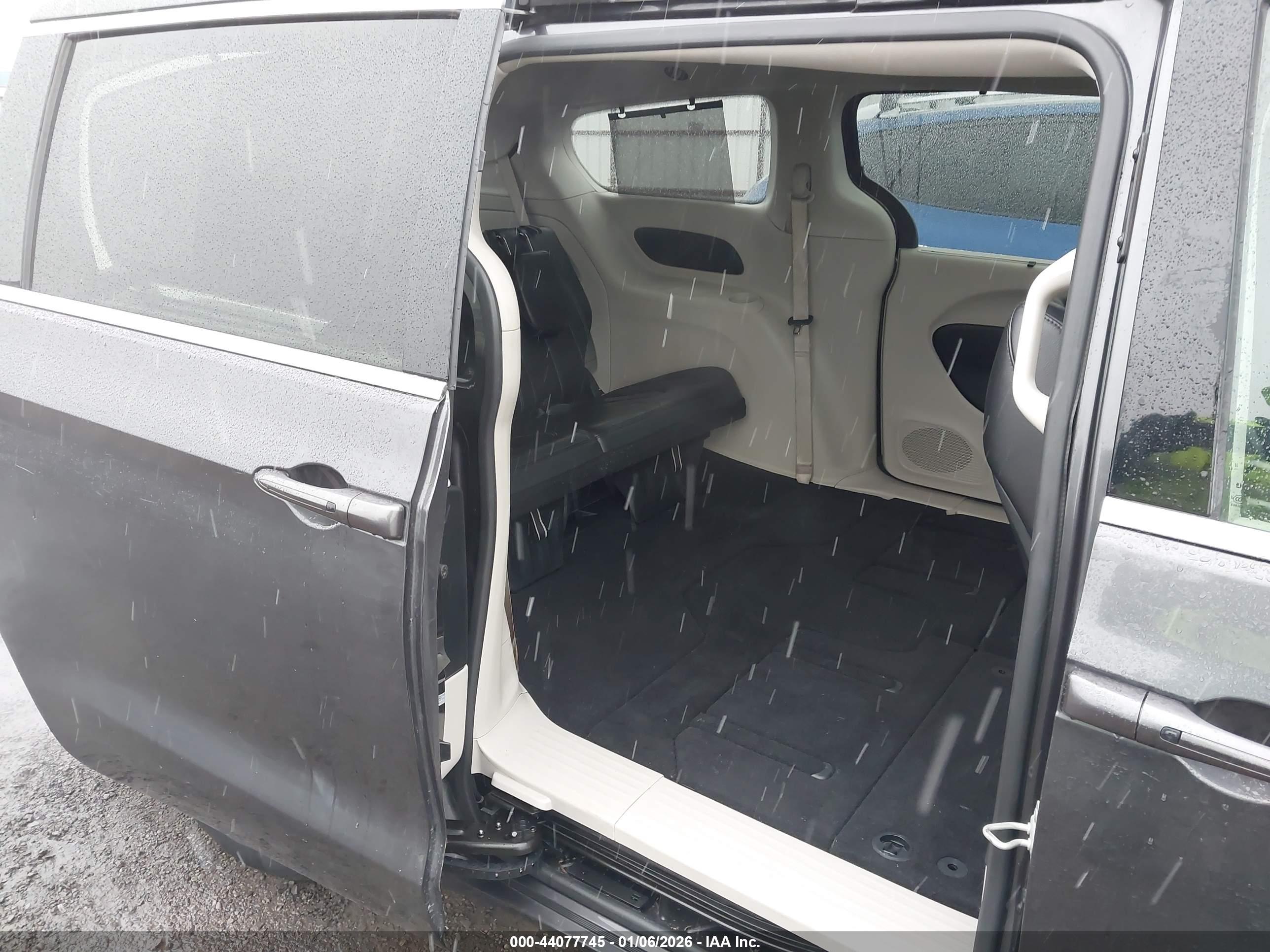 CHRYSLER PACIFICA image 8