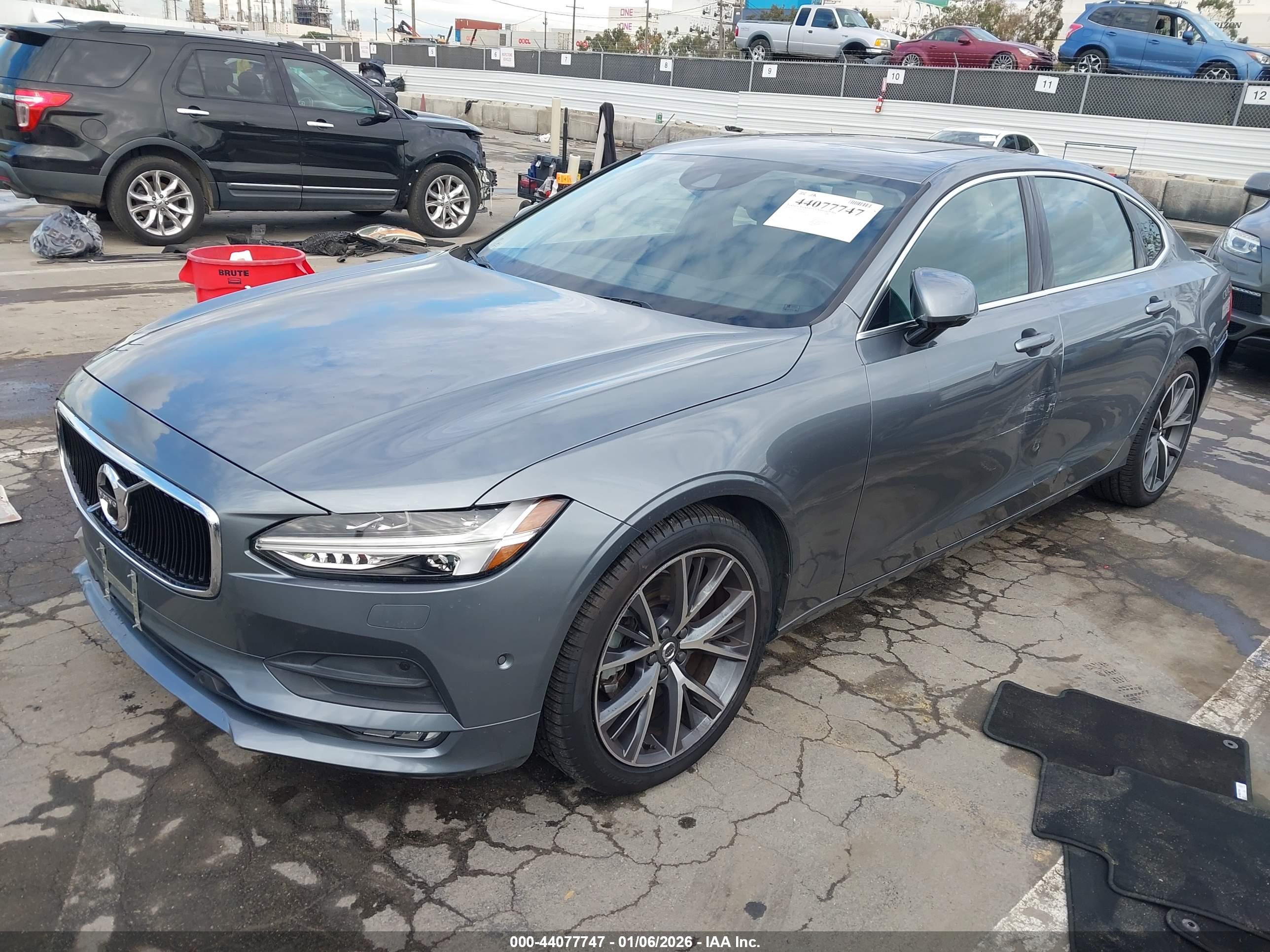 VOLVO S90 image 2