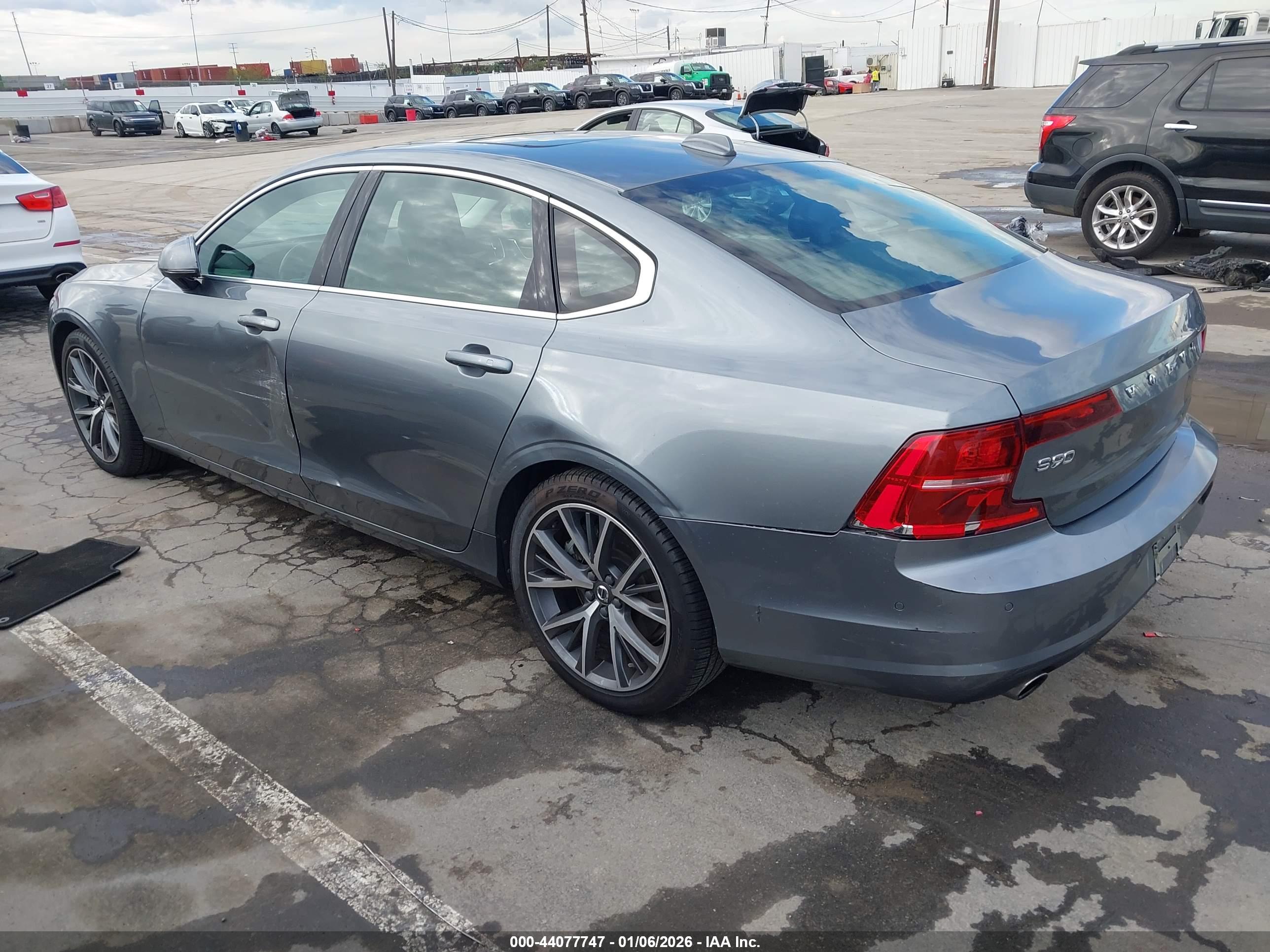 VOLVO S90 image 3