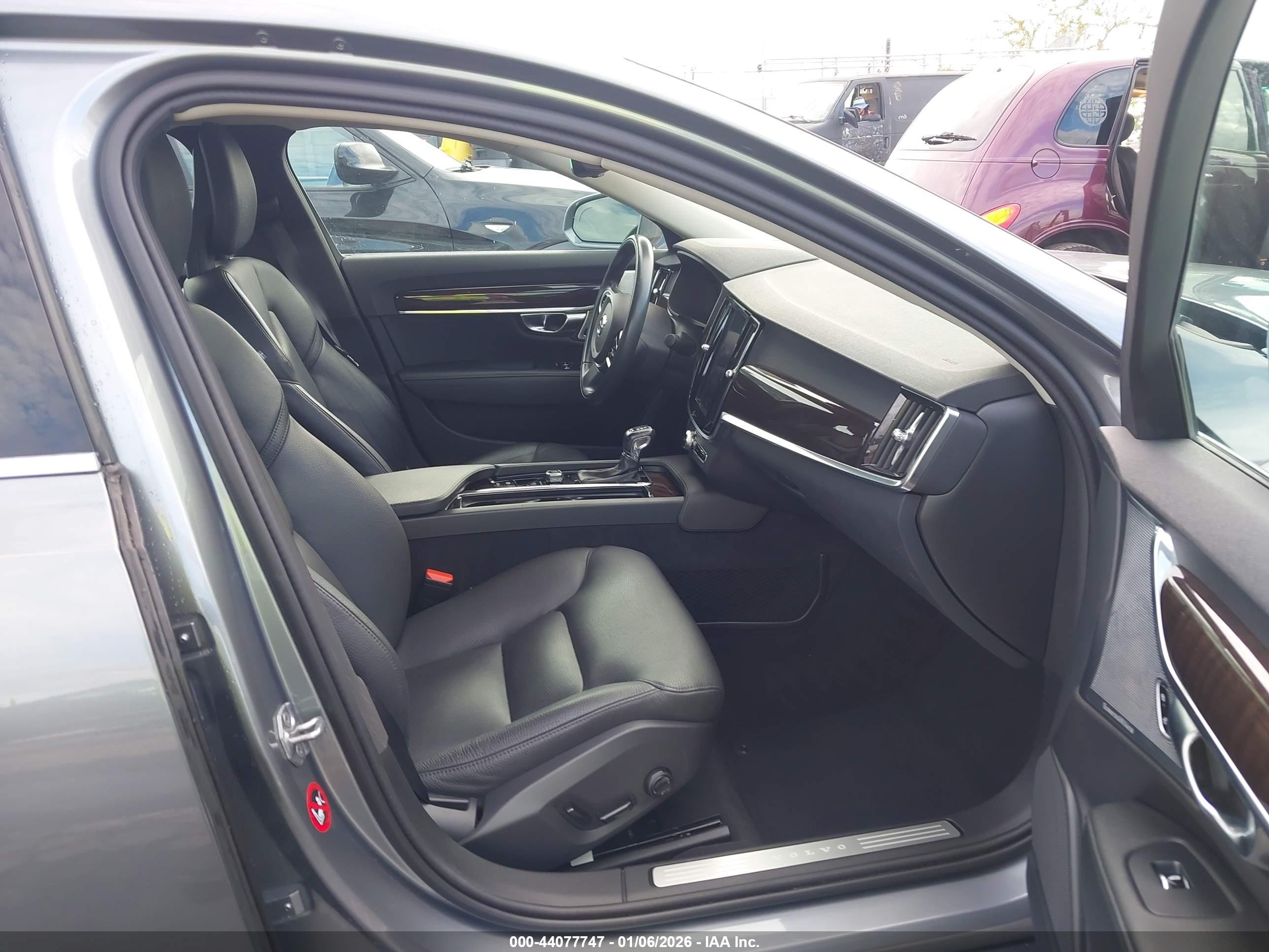 VOLVO S90 image 5