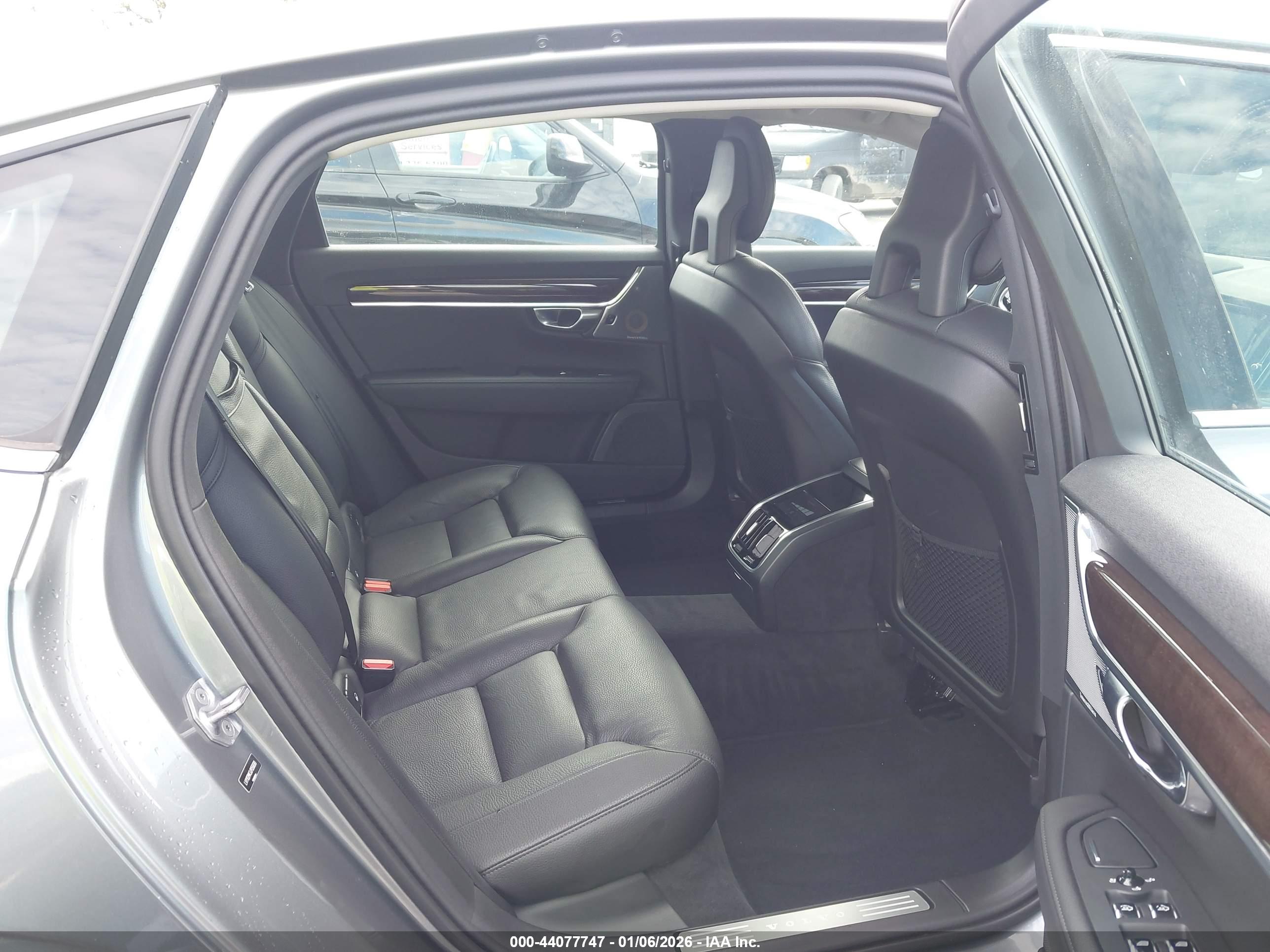 VOLVO S90 image 8