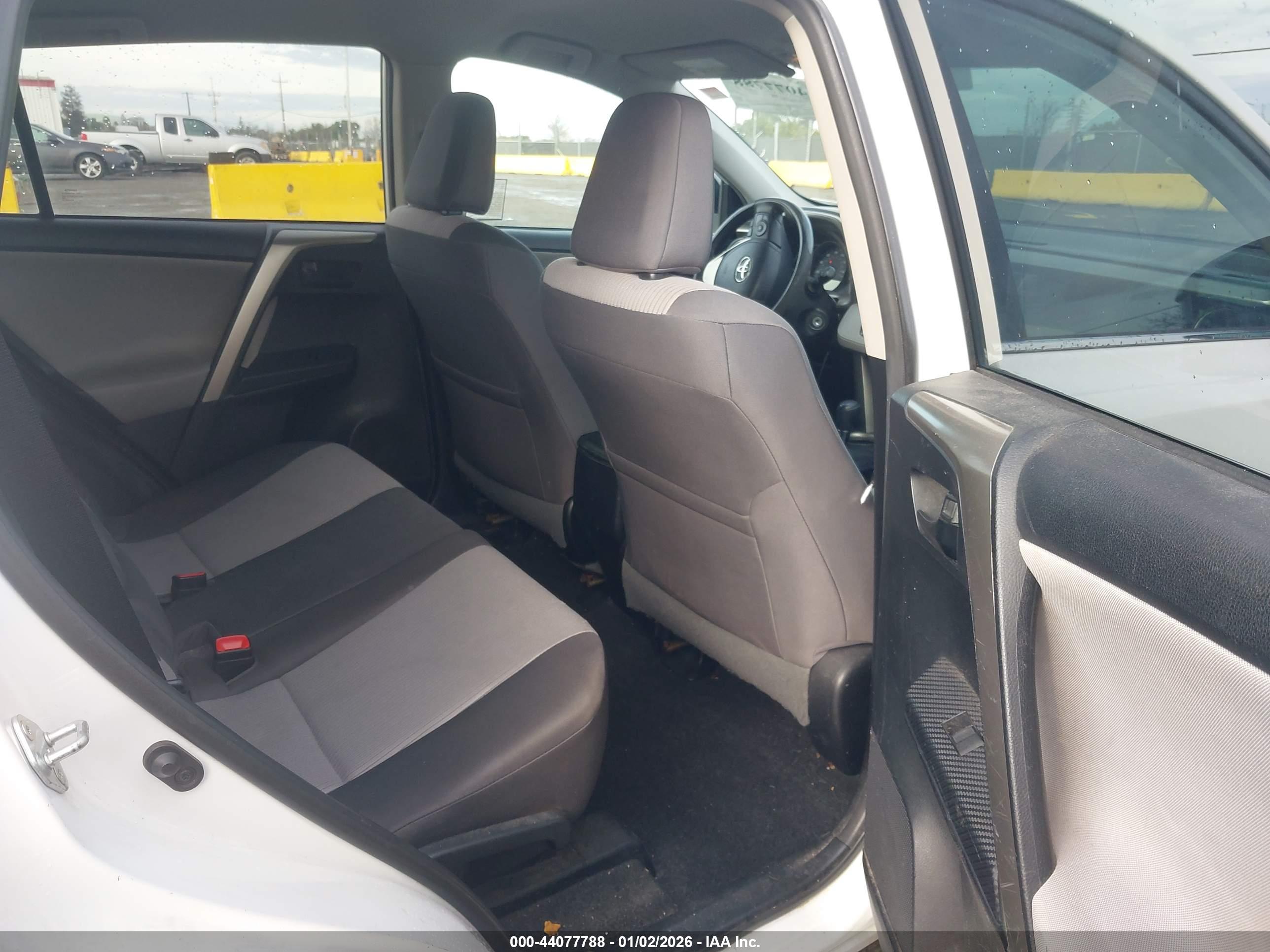 TOYOTA RAV4 image 8