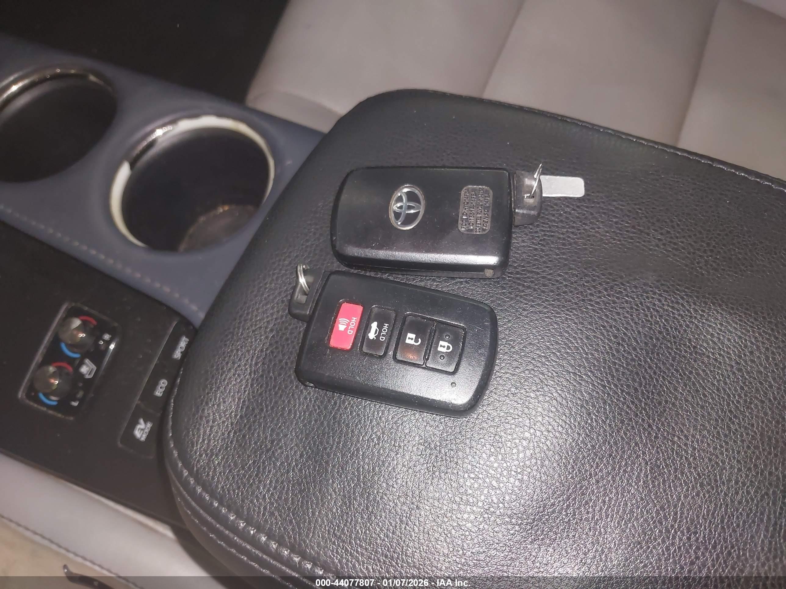 TOYOTA AVALON image 11