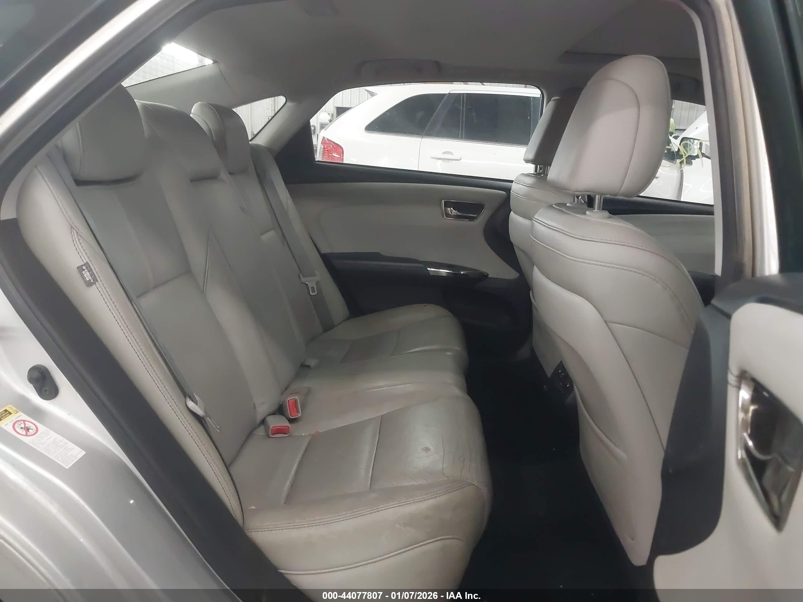 TOYOTA AVALON image 8