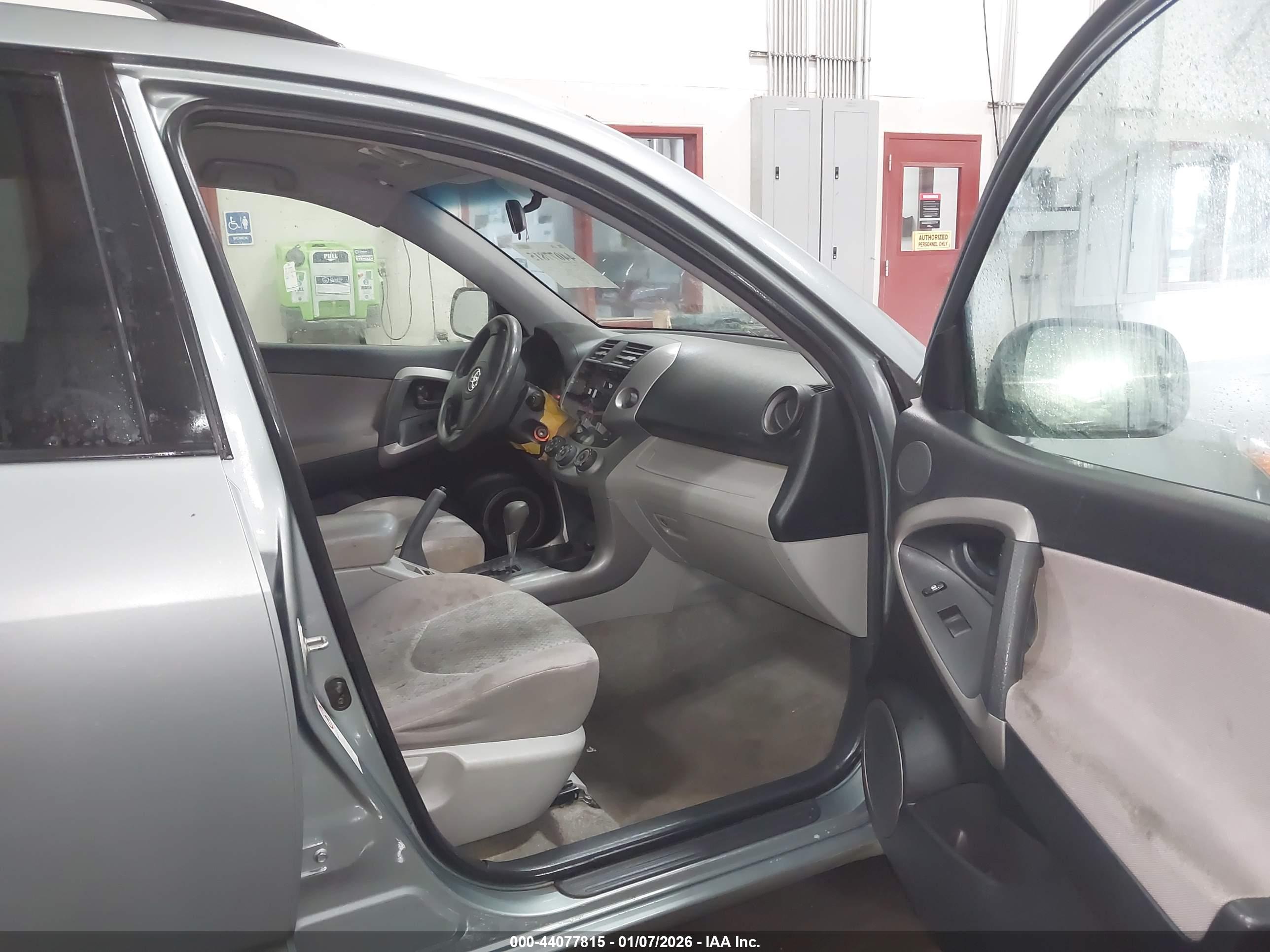 TOYOTA RAV4 image 5
