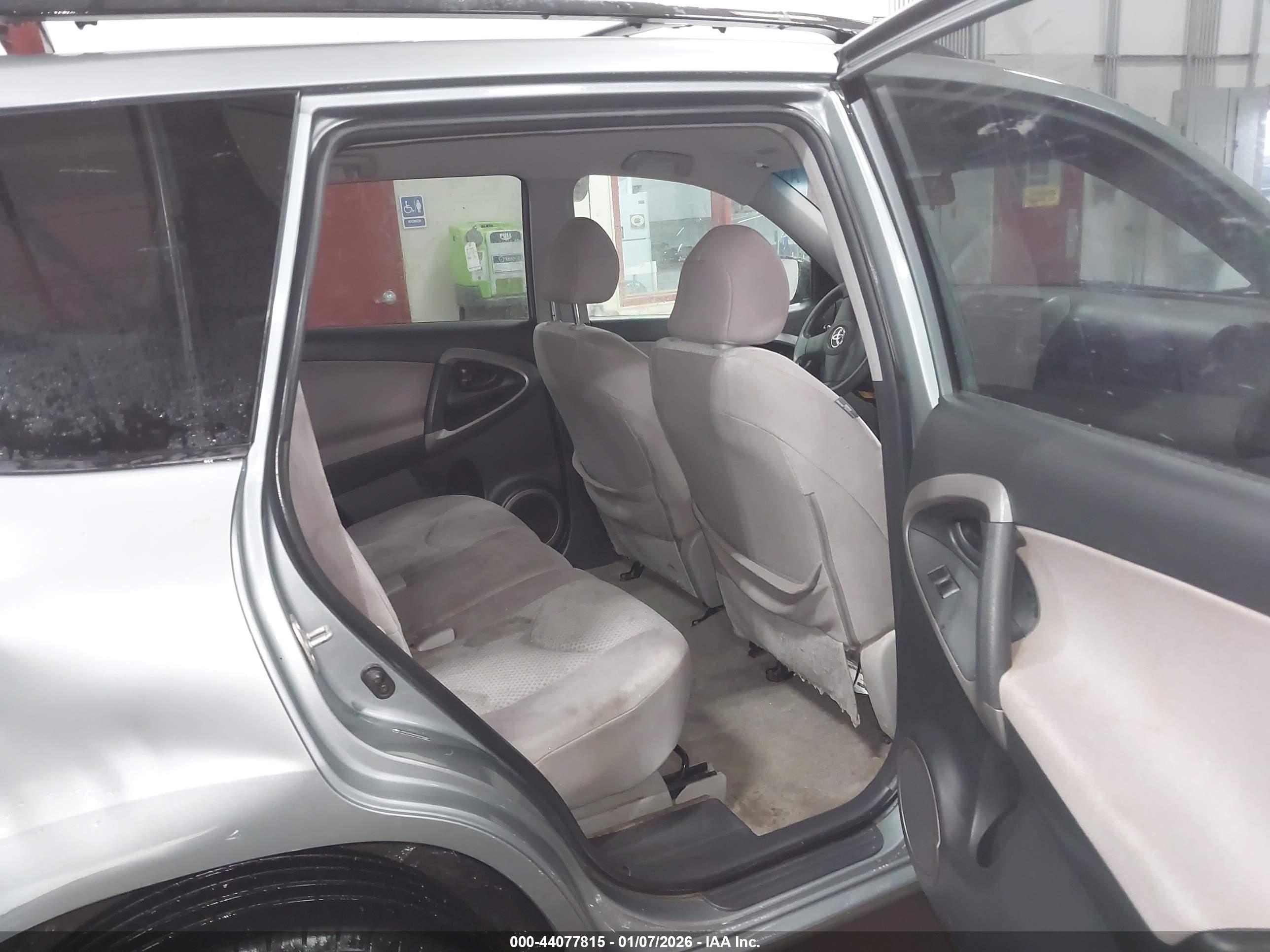TOYOTA RAV4 image 8