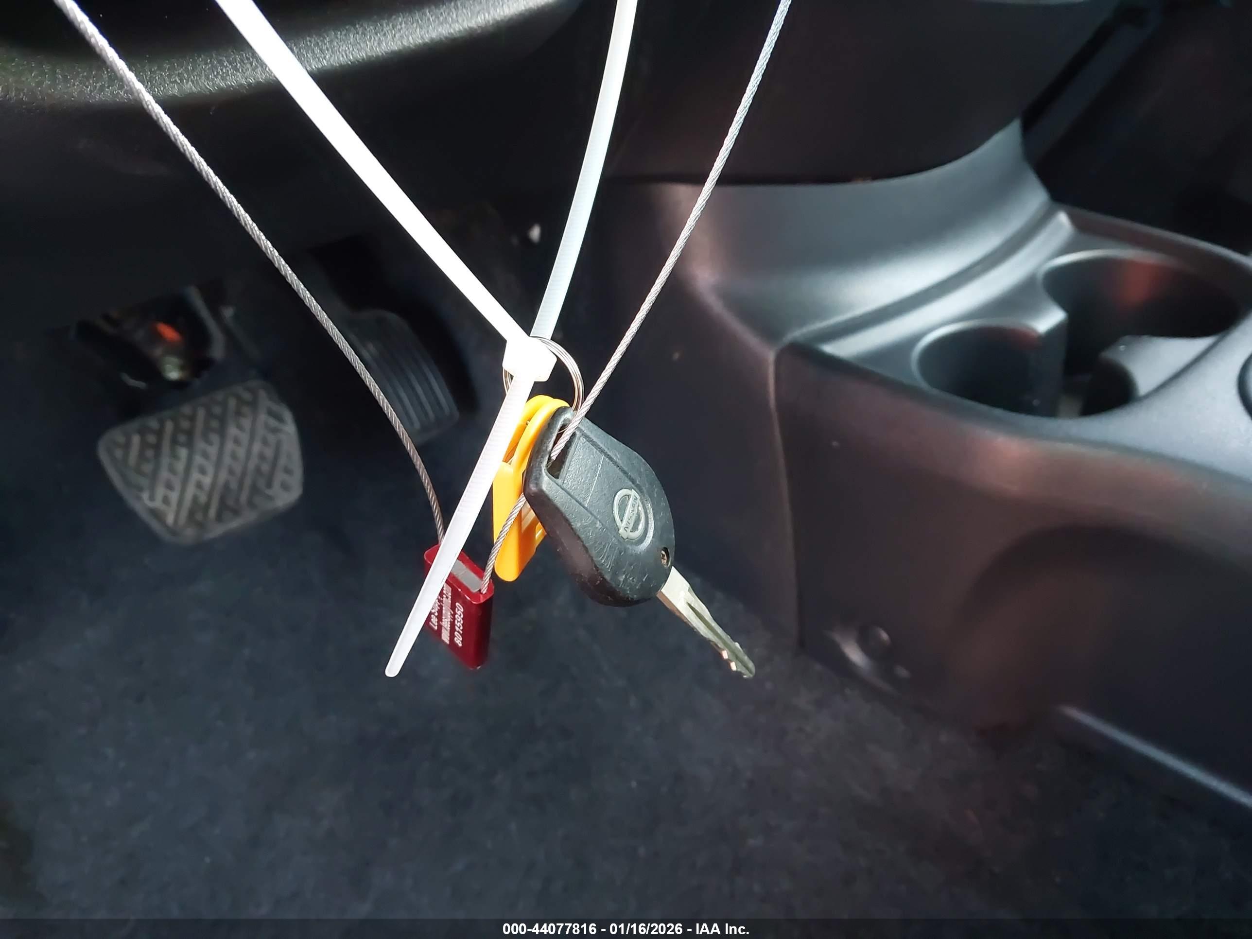 NISSAN VERSA image 11