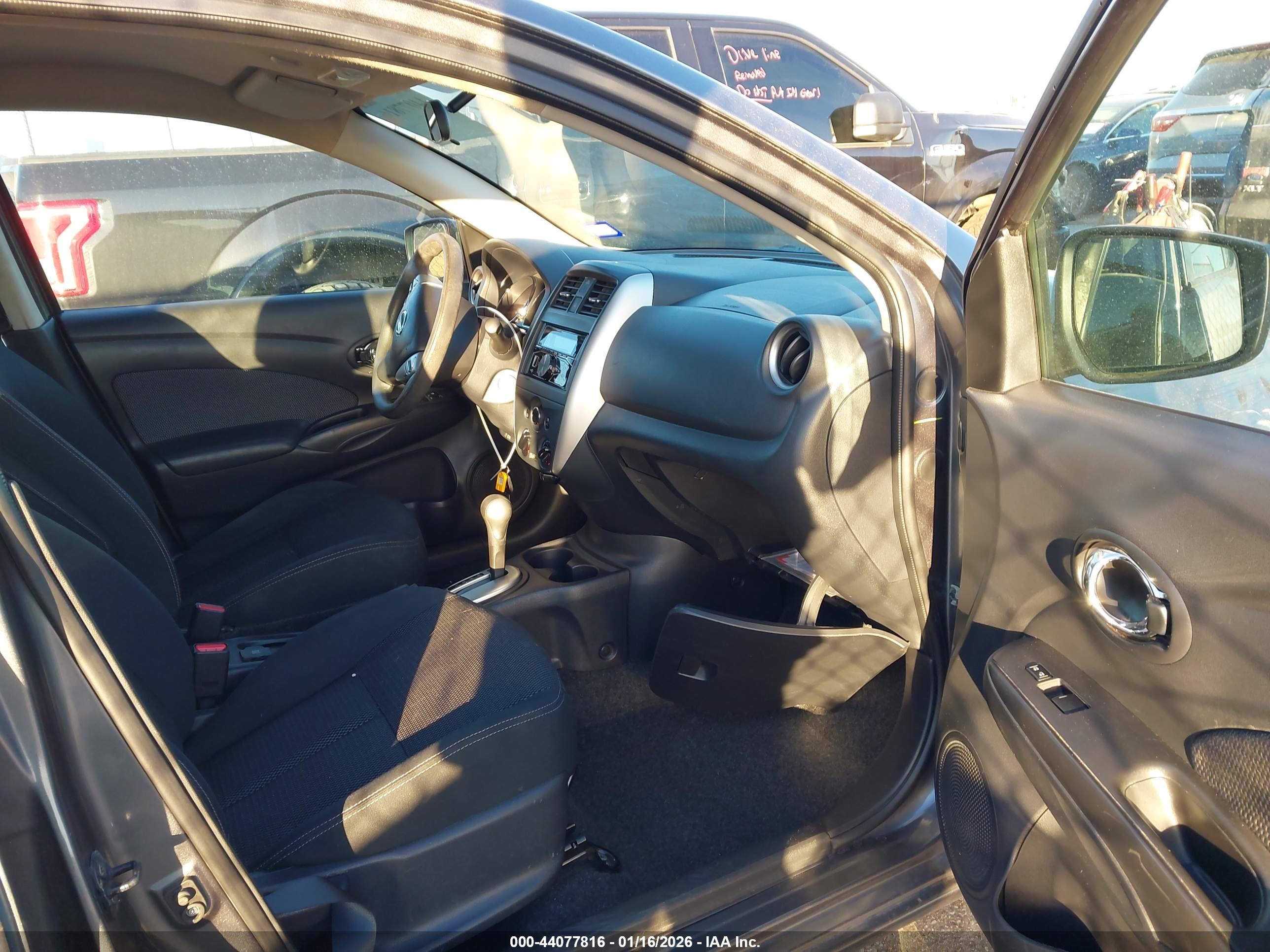 NISSAN VERSA image 5