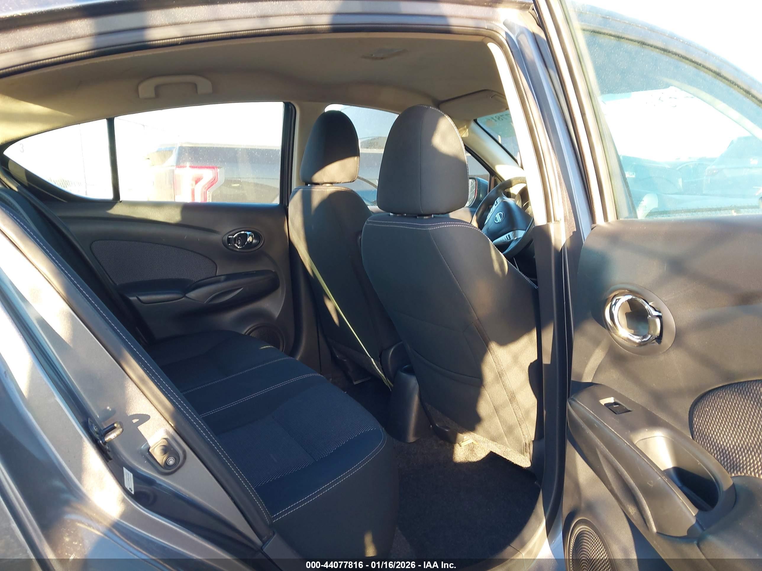 NISSAN VERSA image 8