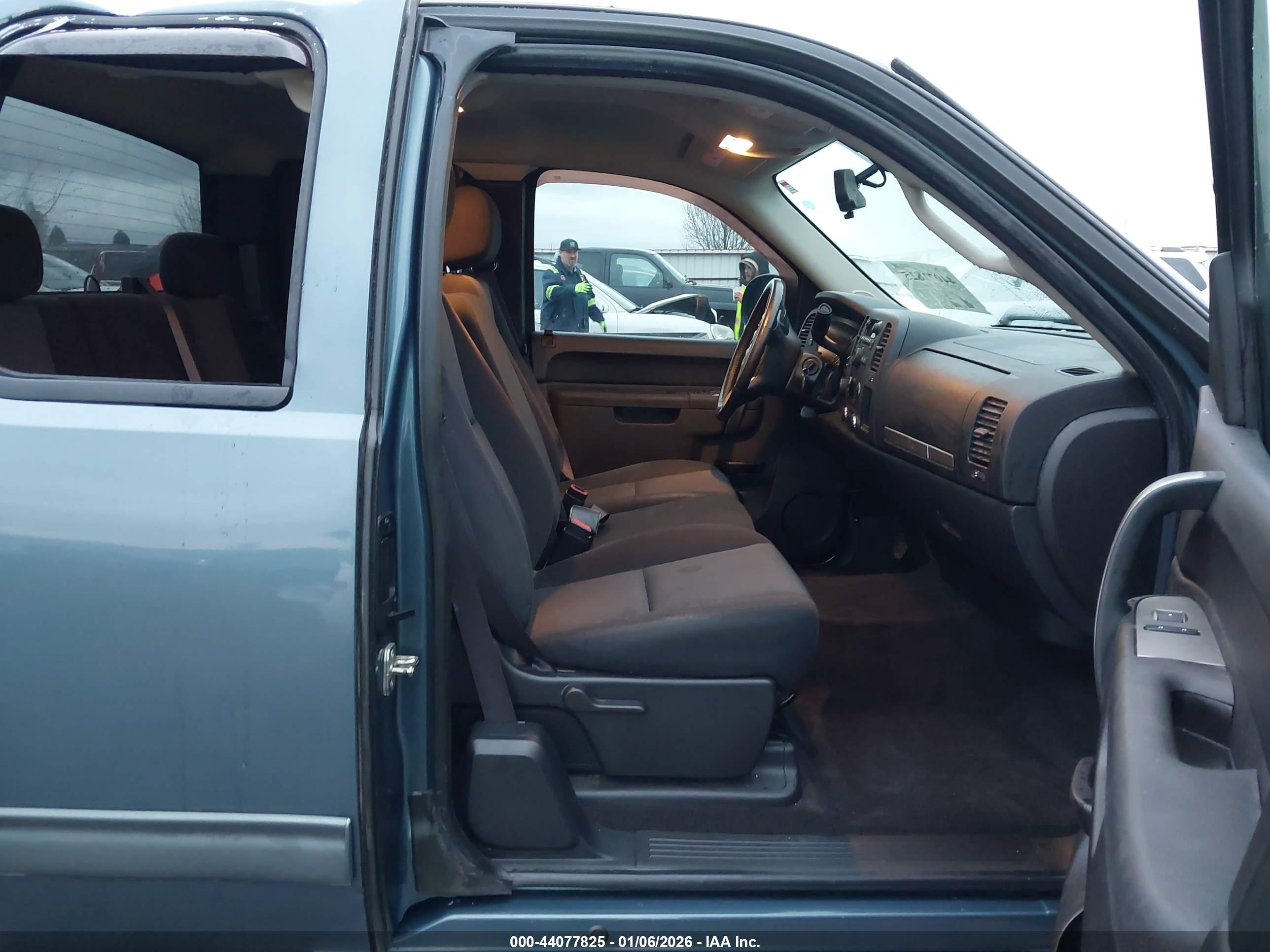 CHEVROLET SILVERADO image 5
