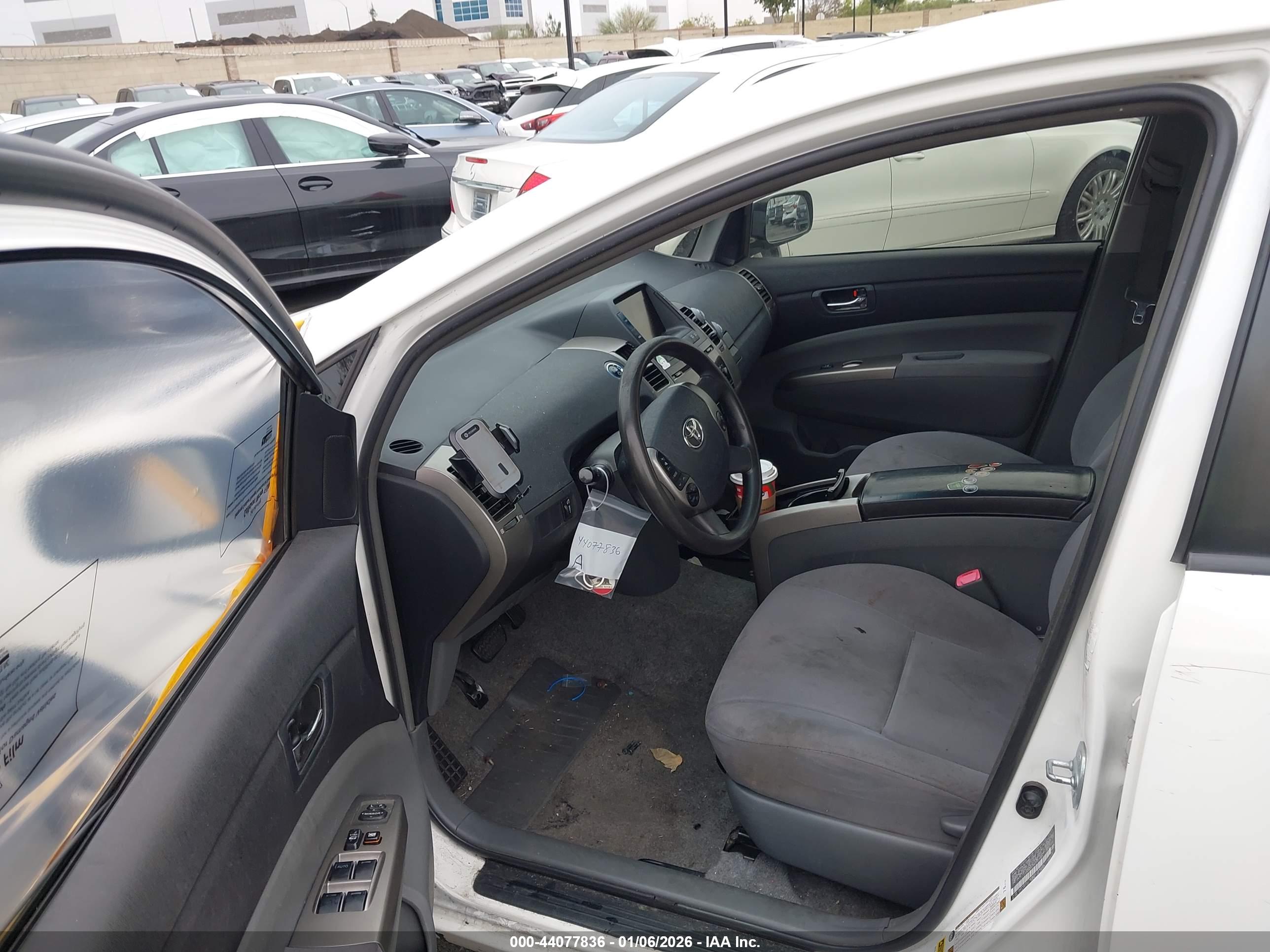 TOYOTA PRIUS image 5