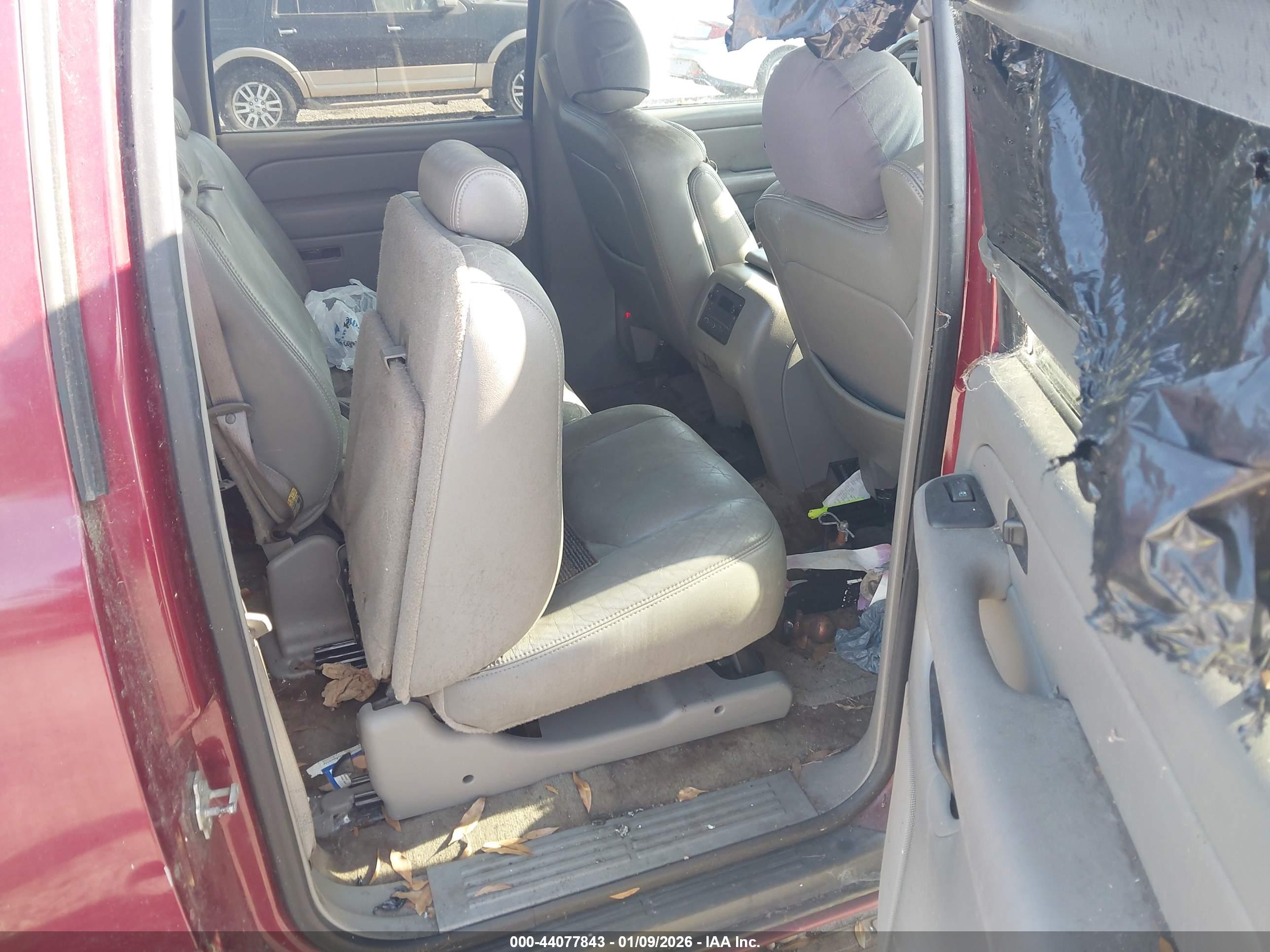 CHEVROLET SUBURBAN image 8