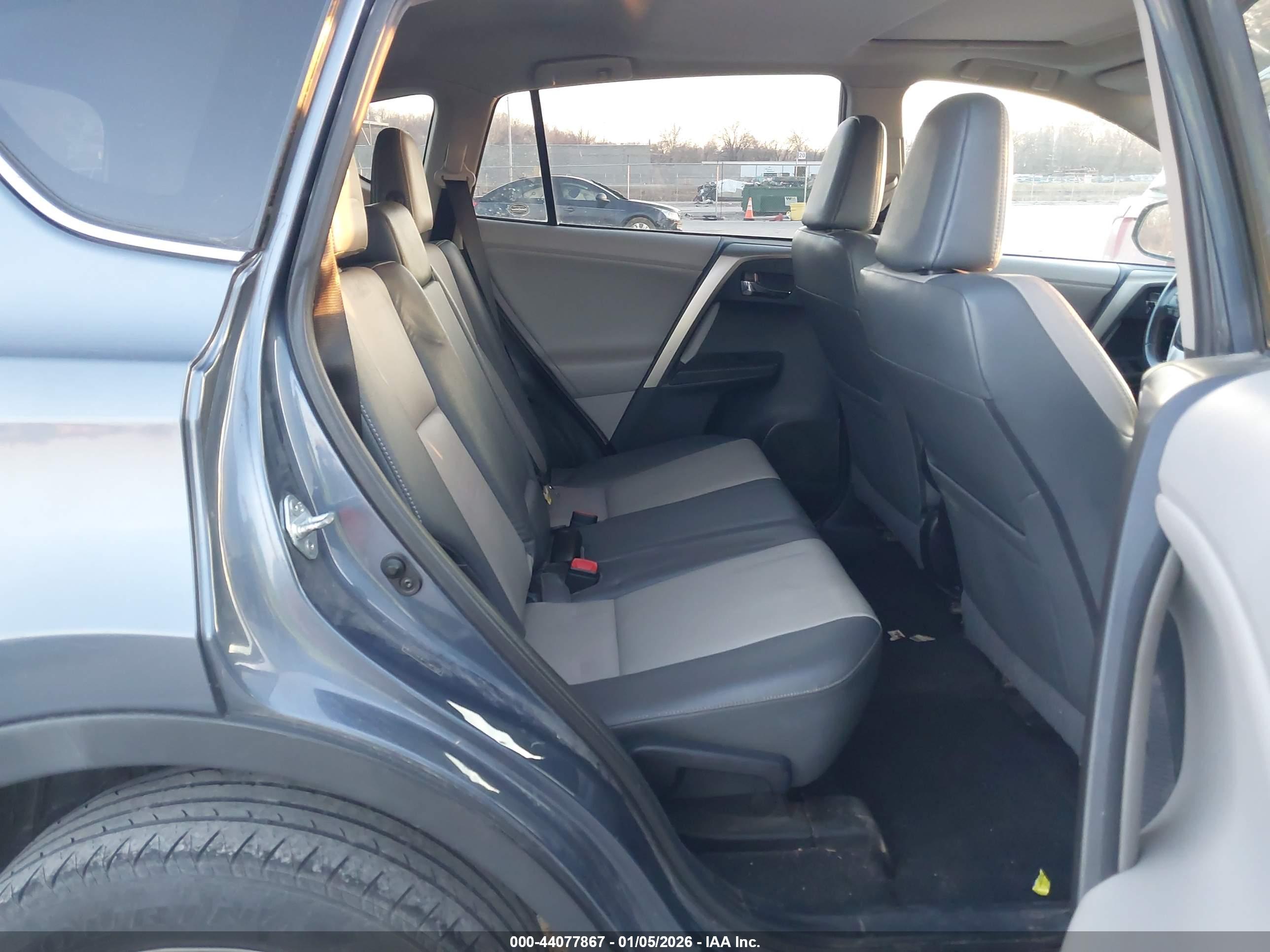 TOYOTA RAV4 image 8