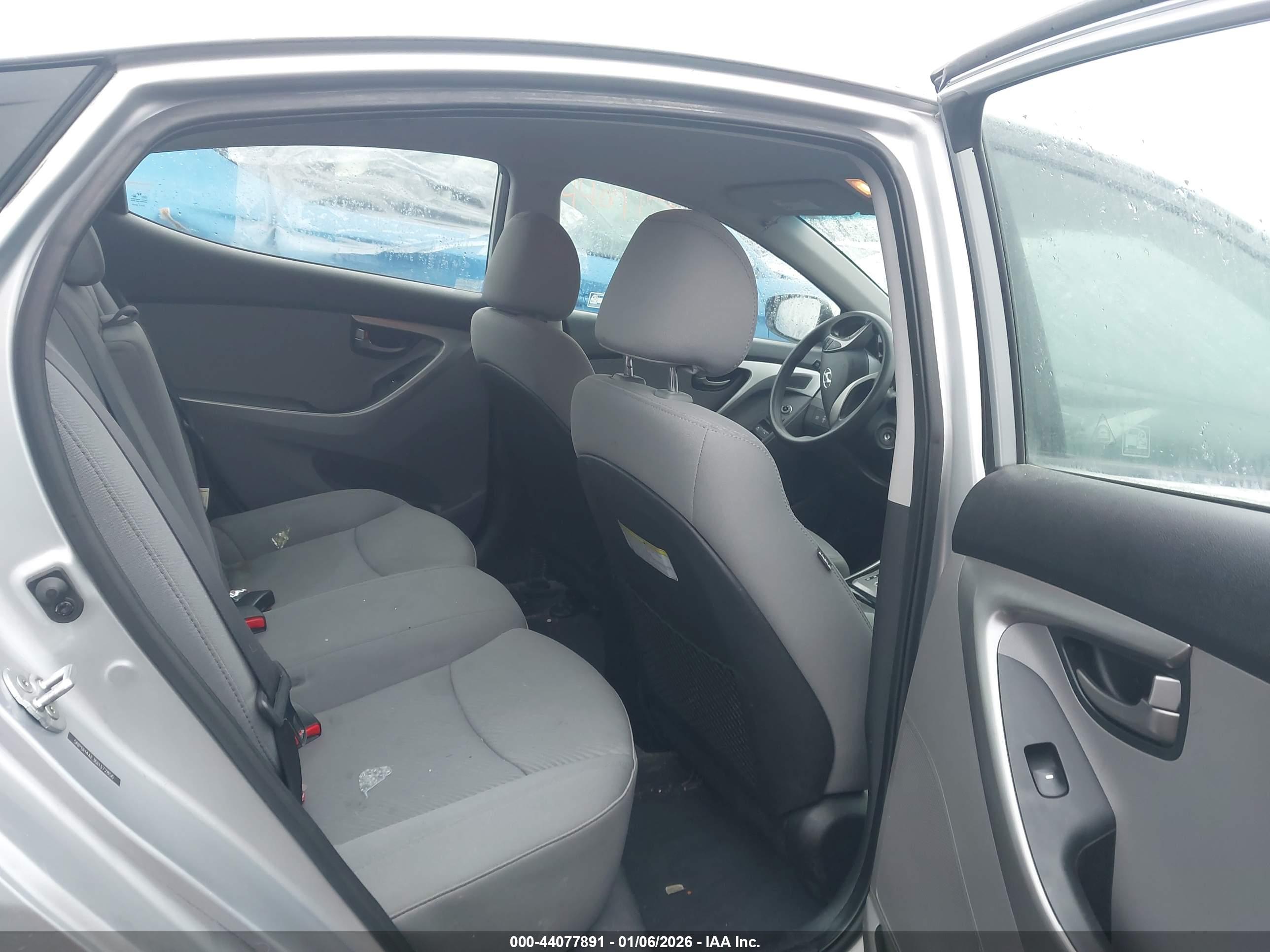 HYUNDAI ELANTRA image 8