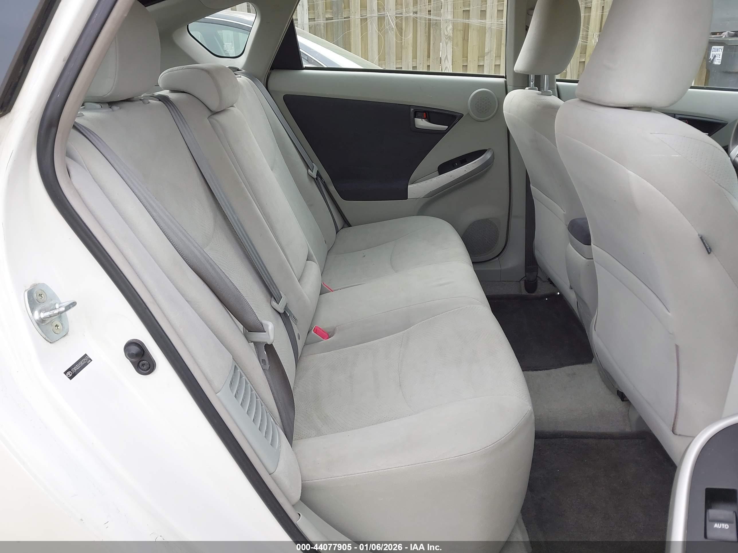 TOYOTA PRIUS image 8