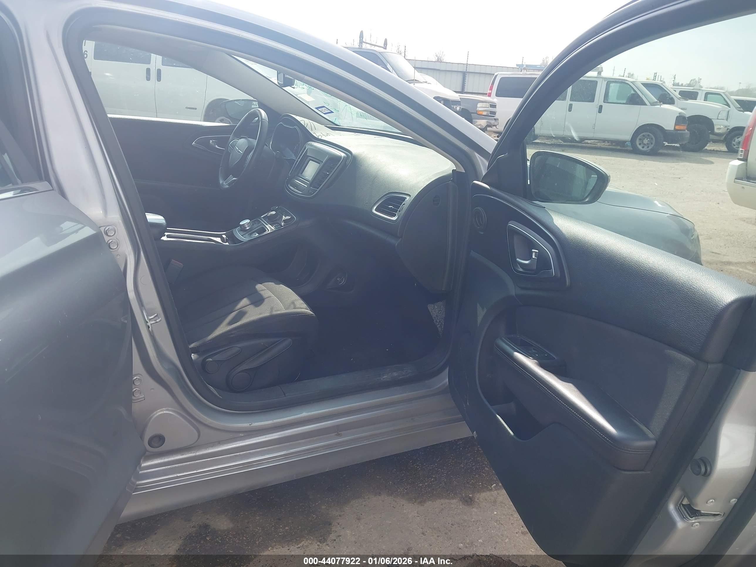 CHRYSLER 200 image 5