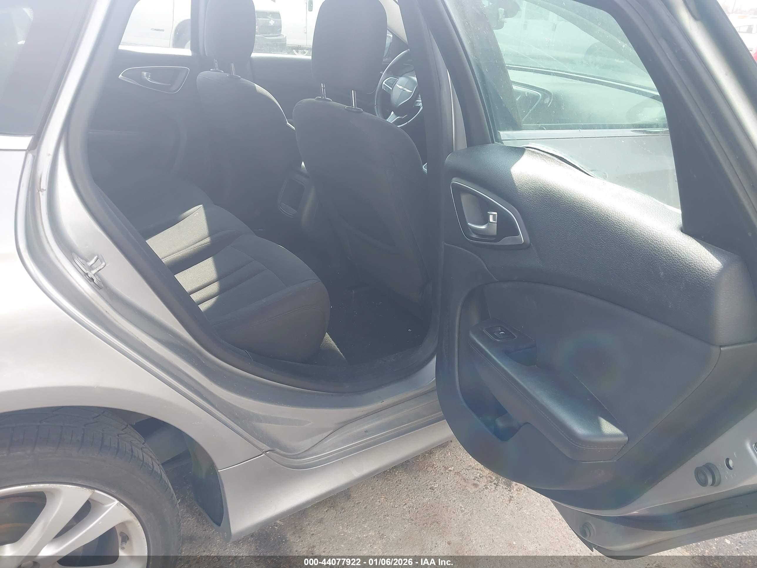CHRYSLER 200 image 8