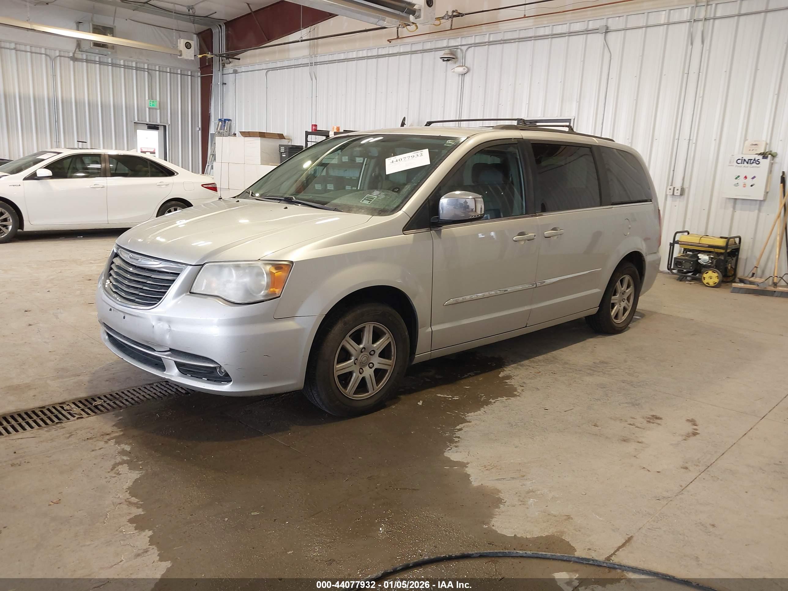 CHRYSLER TOWN image 2