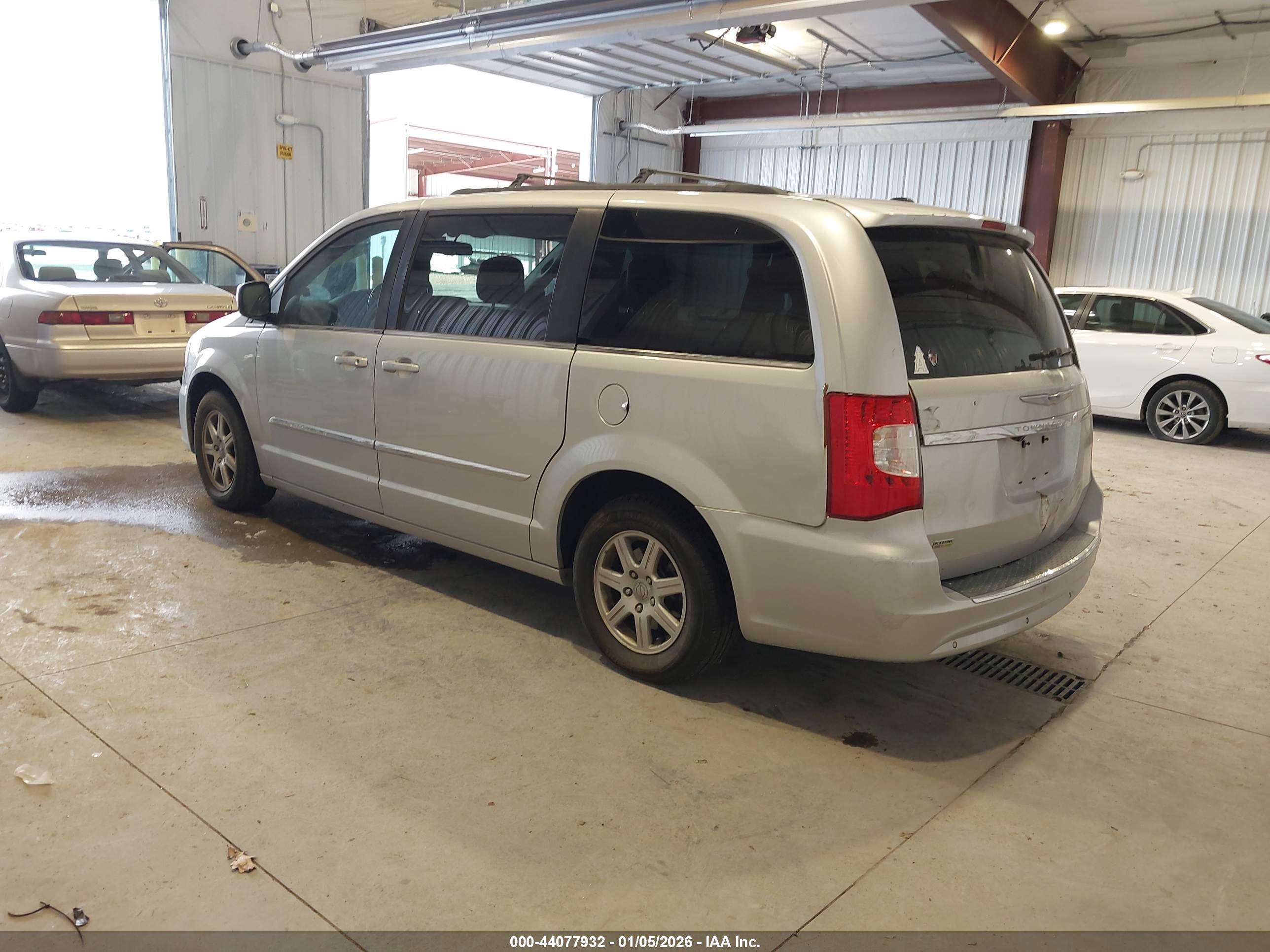 CHRYSLER TOWN image 3