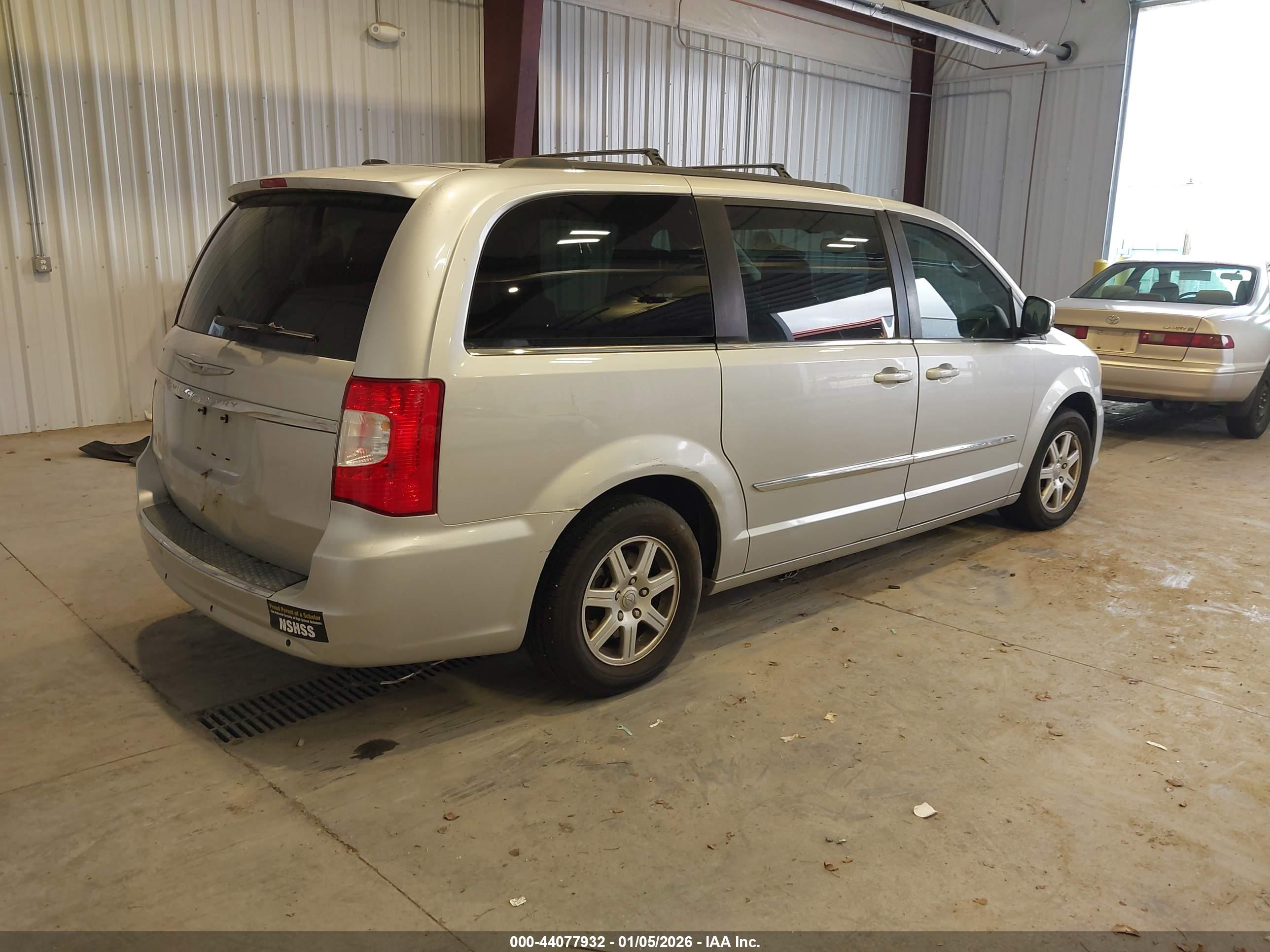 CHRYSLER TOWN image 4