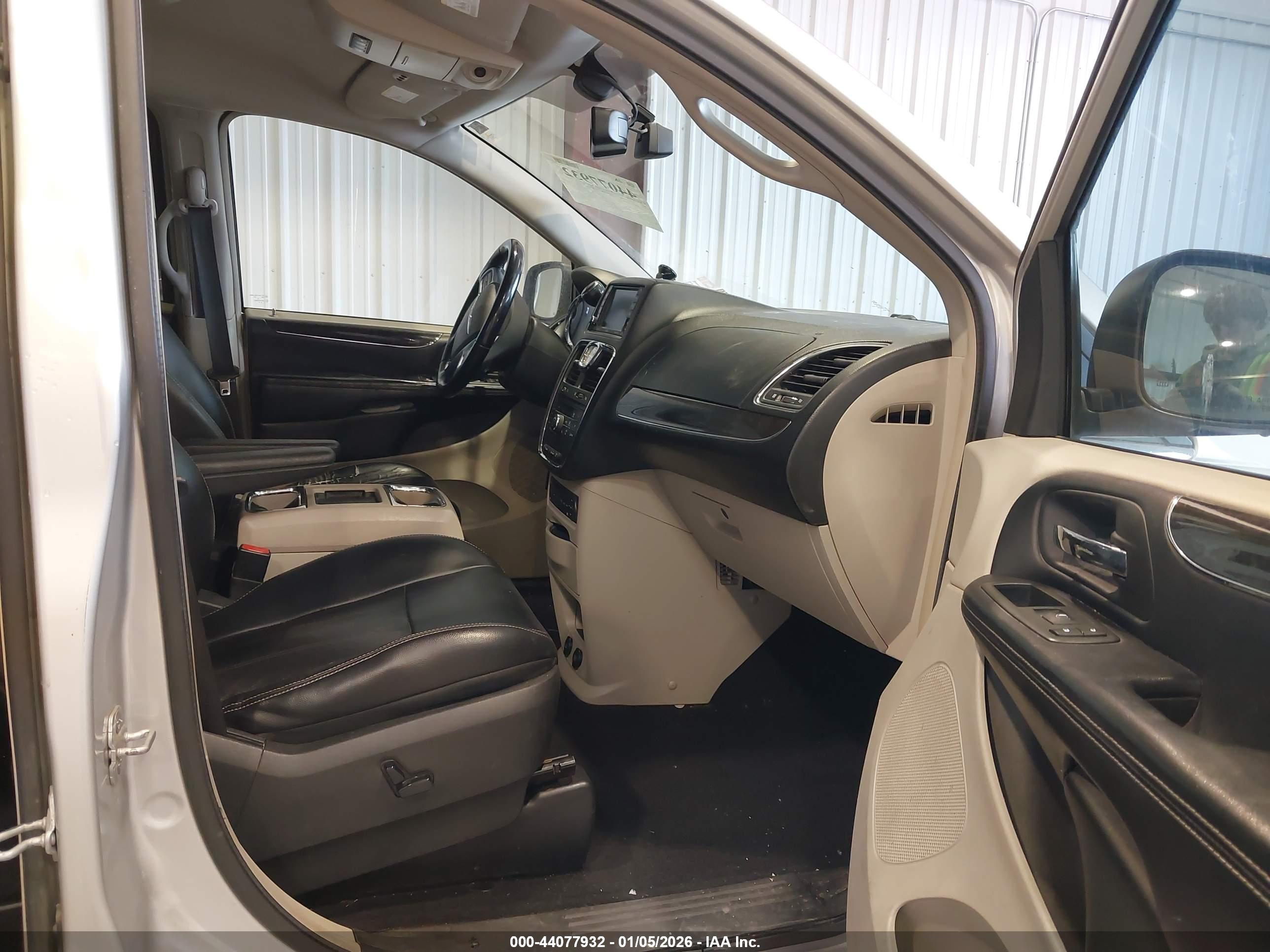 CHRYSLER TOWN image 5