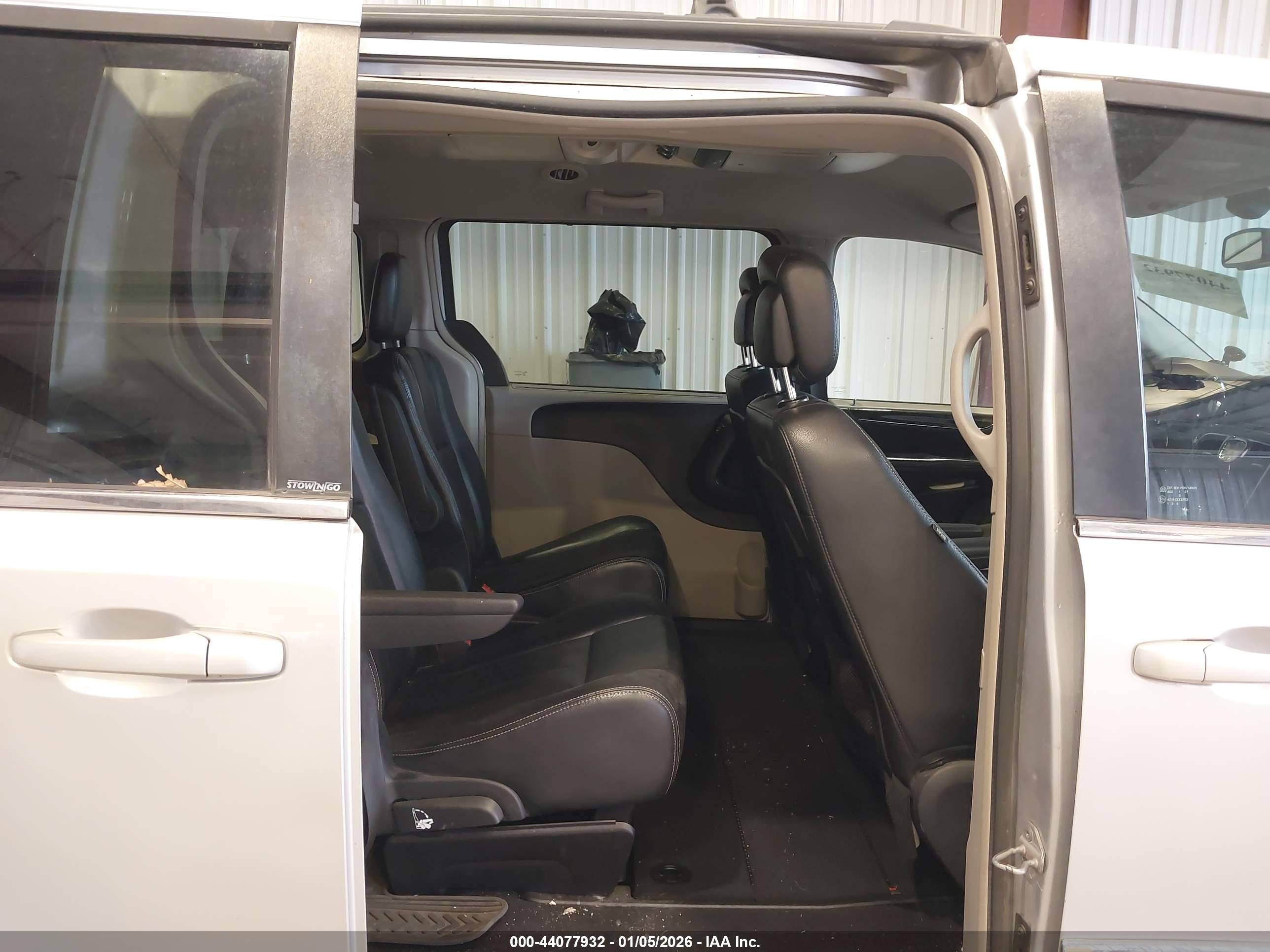CHRYSLER TOWN image 8