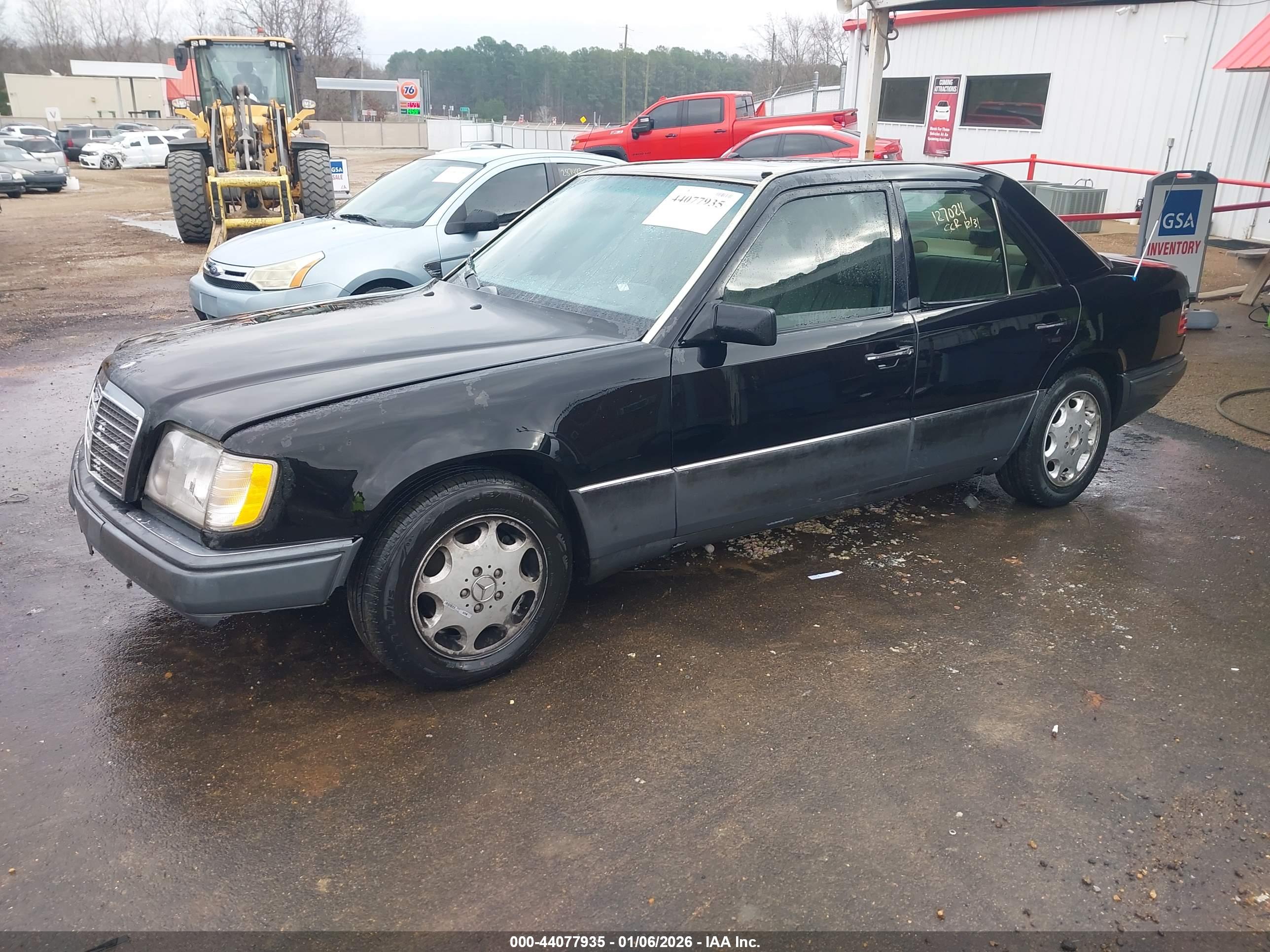 MERCEDES-BENZ E image 2