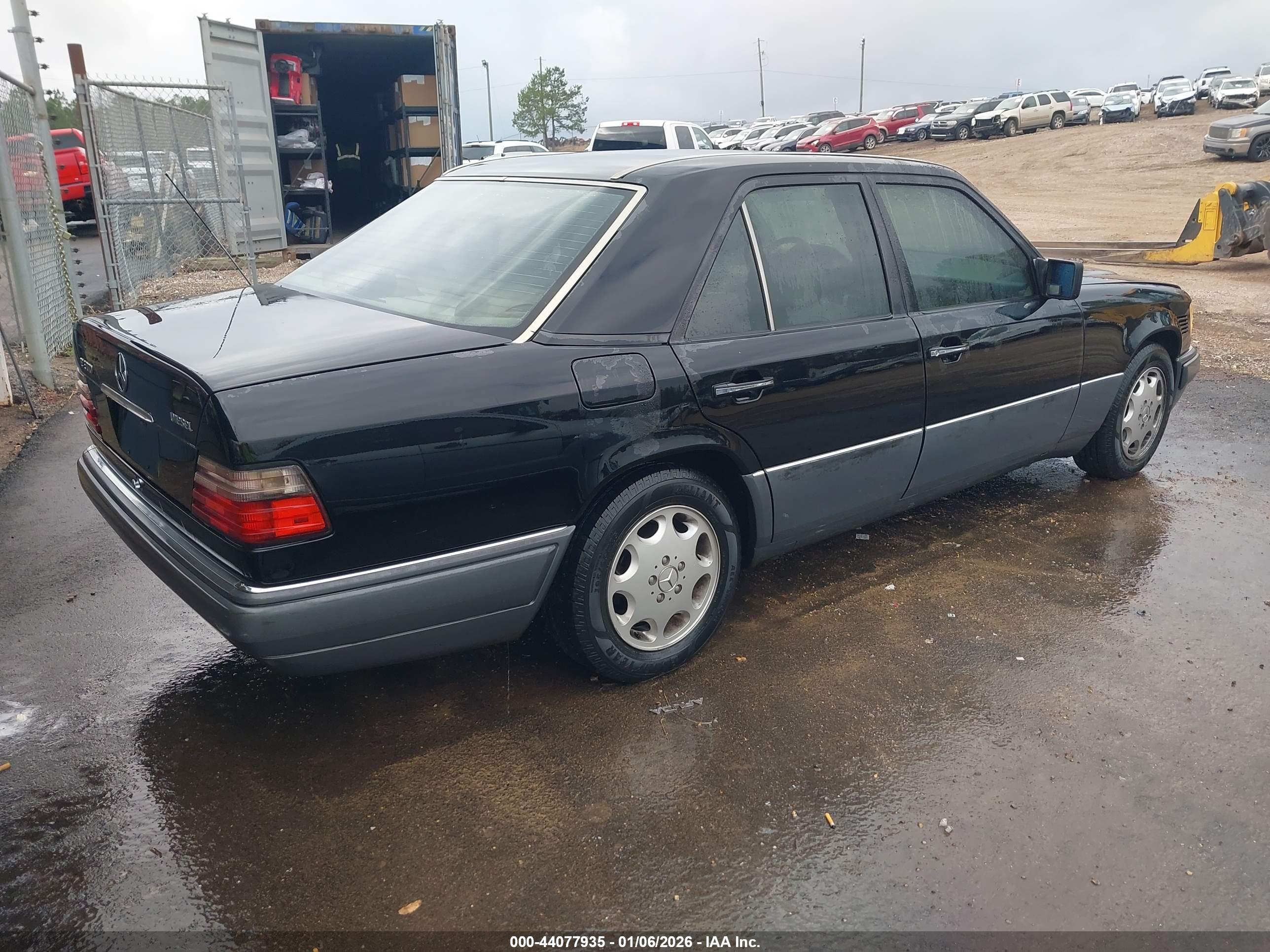 MERCEDES-BENZ E image 4
