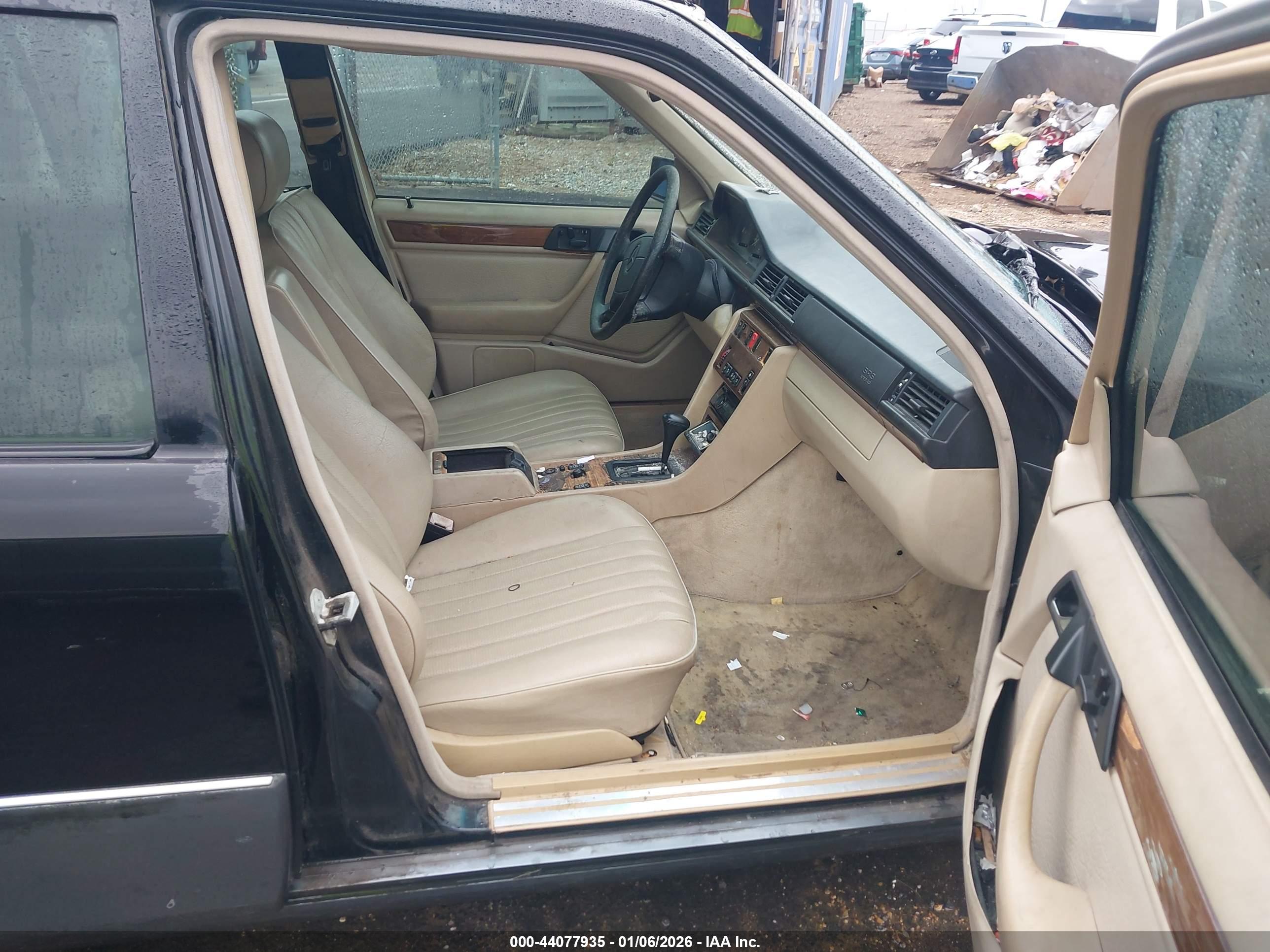 MERCEDES-BENZ E image 5
