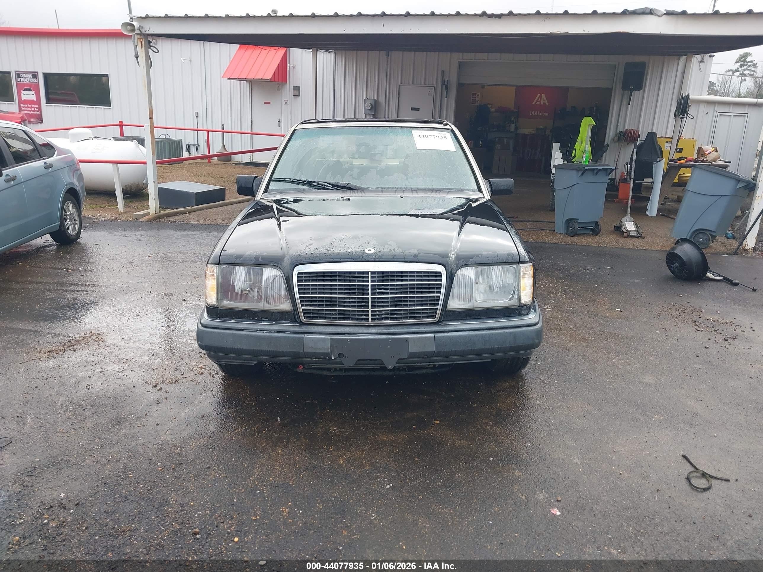 MERCEDES-BENZ E image 6