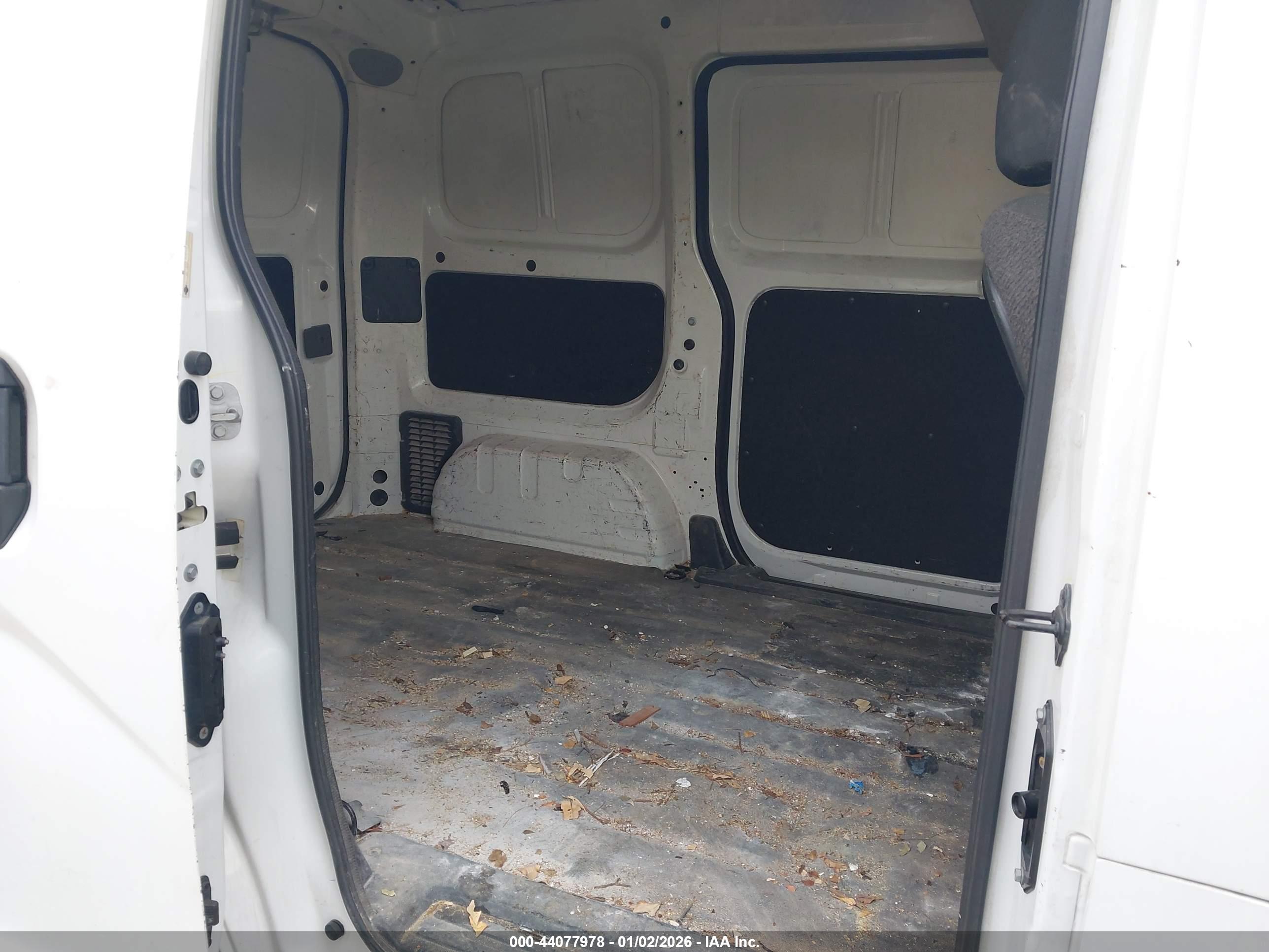 NISSAN NV200 image 8