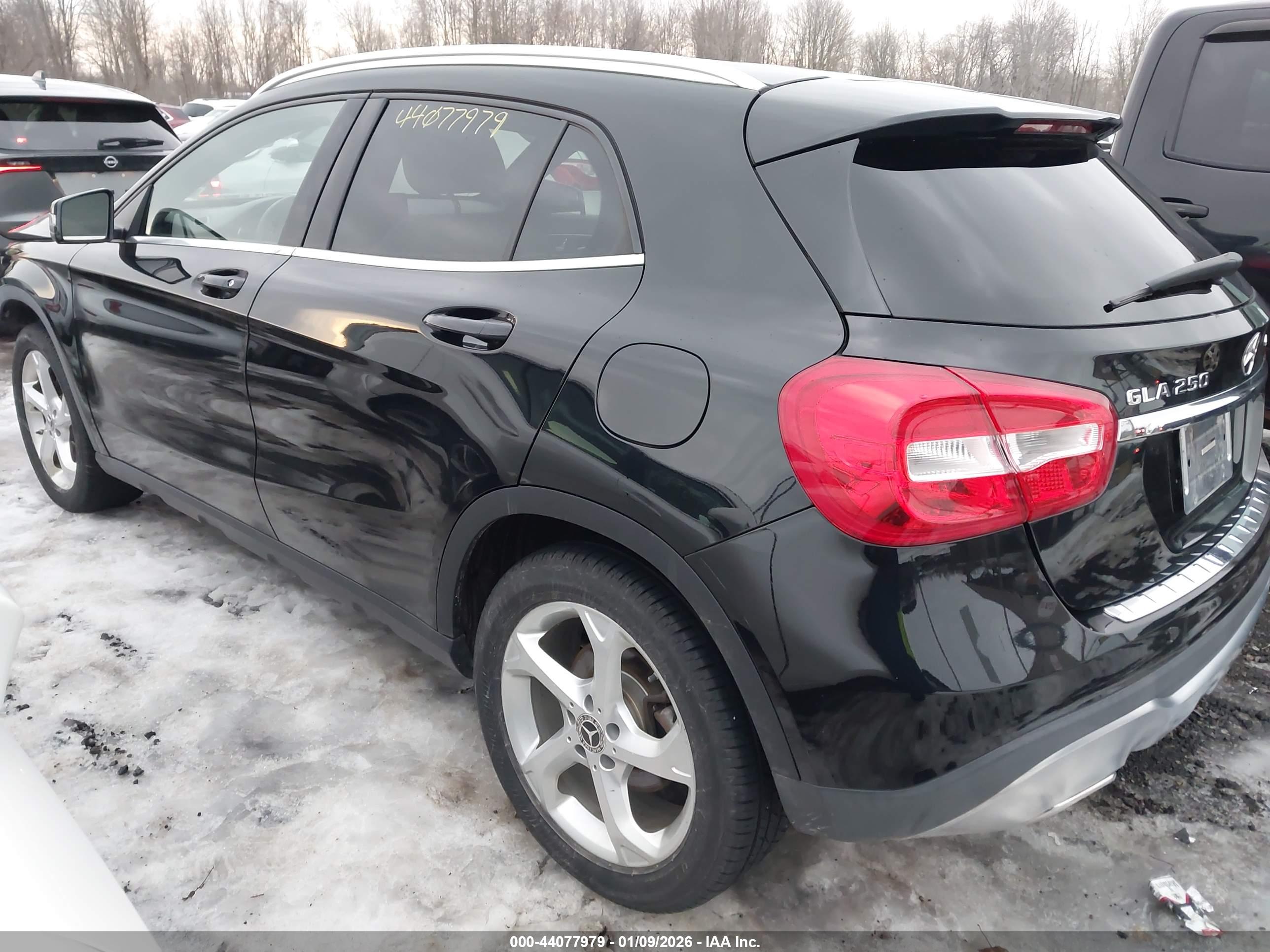 MERCEDES-BENZ GLA image 3