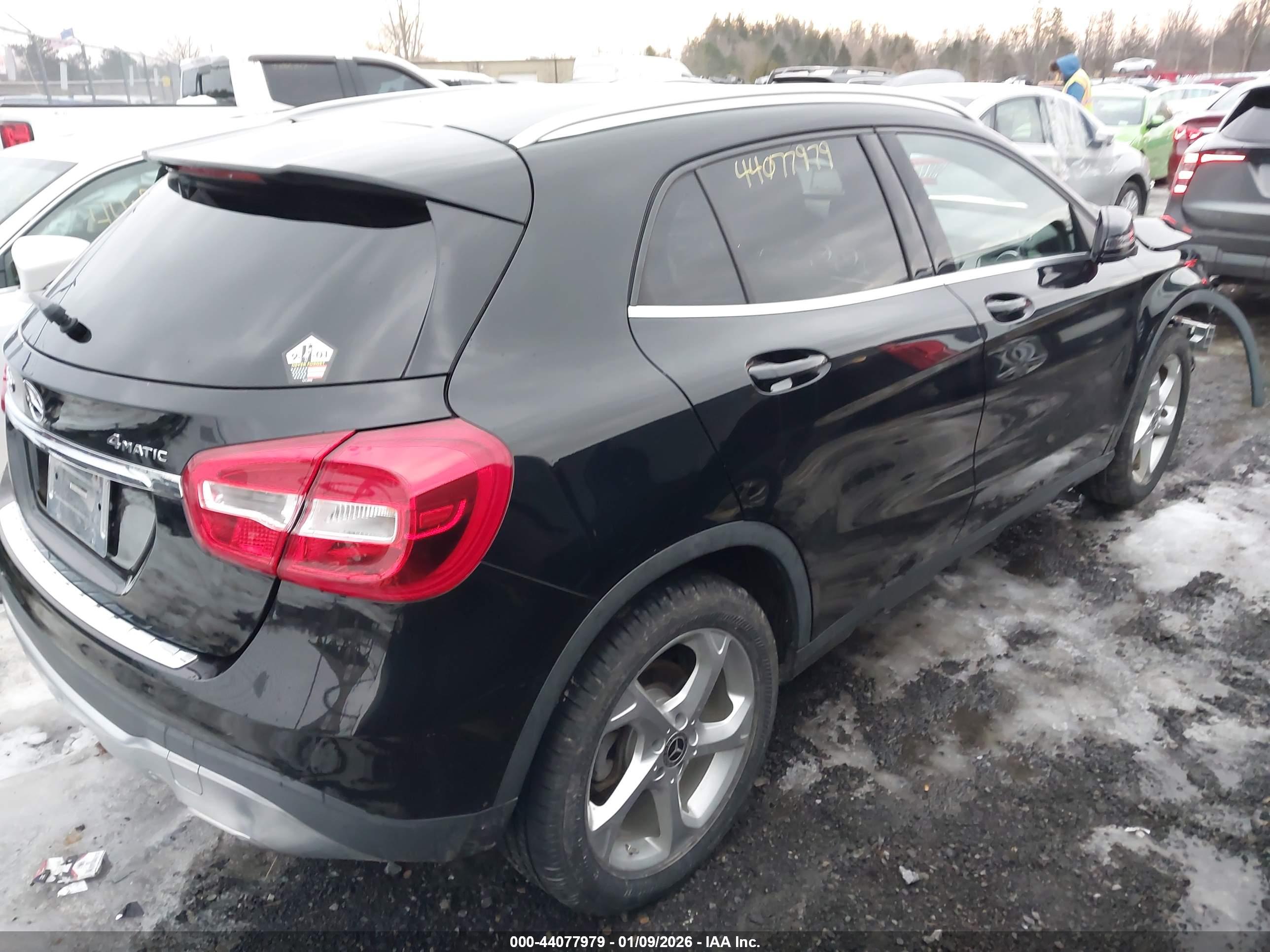 MERCEDES-BENZ GLA image 4