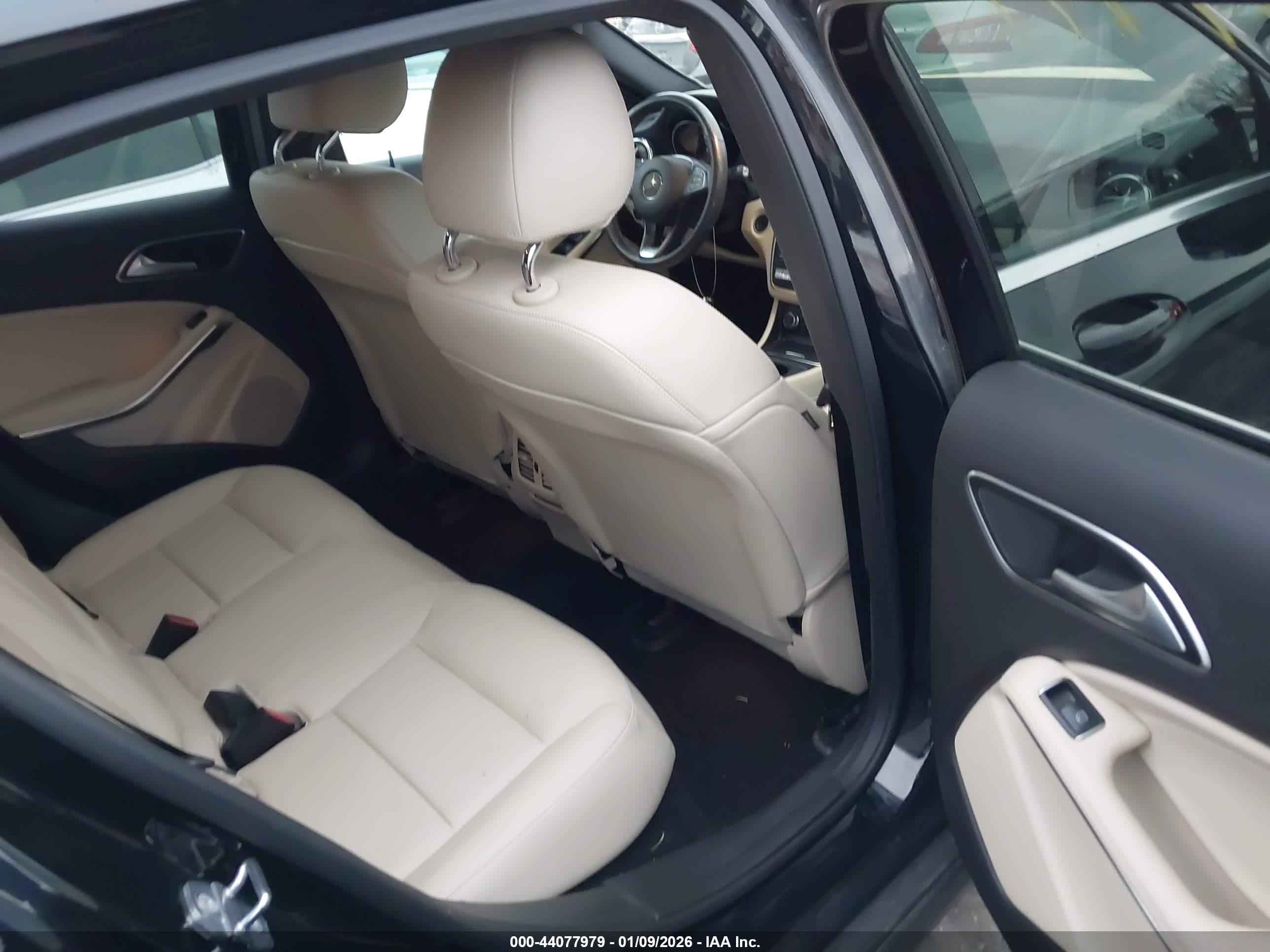 MERCEDES-BENZ GLA image 8