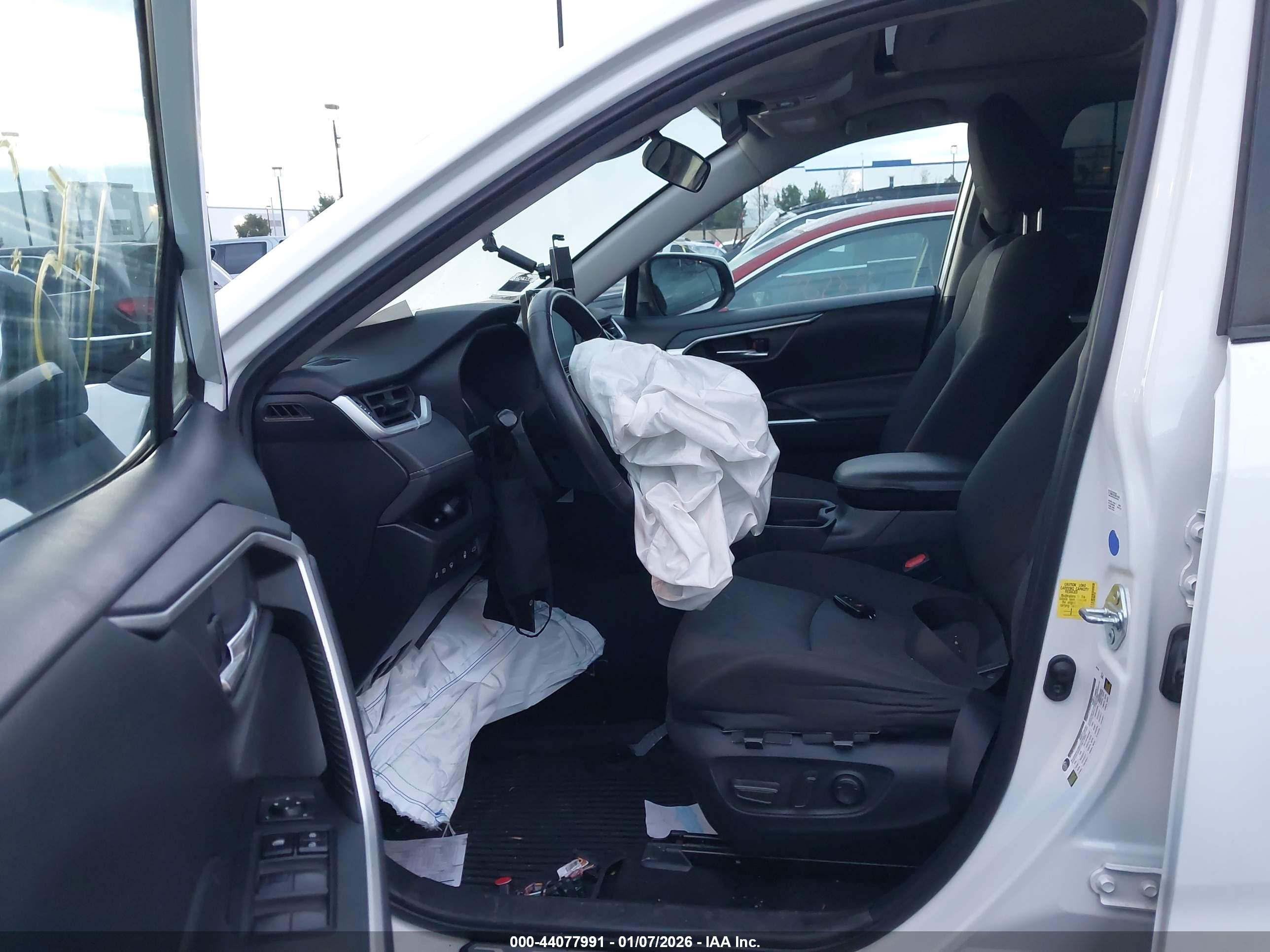 TOYOTA RAV4 image 5