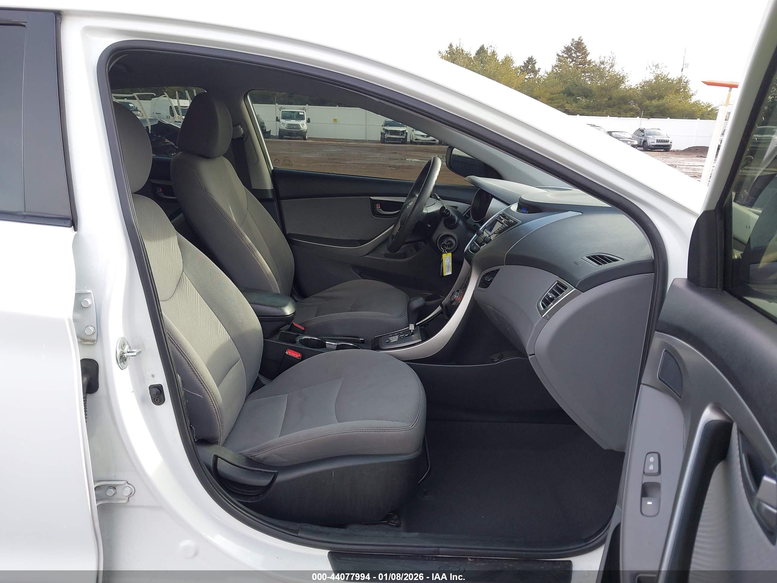 HYUNDAI ELANTRA image 5