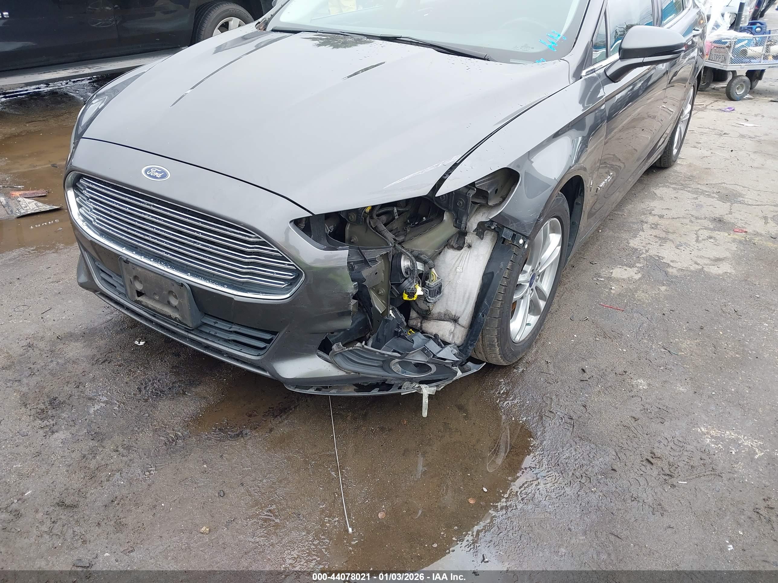 FORD FUSION image 6