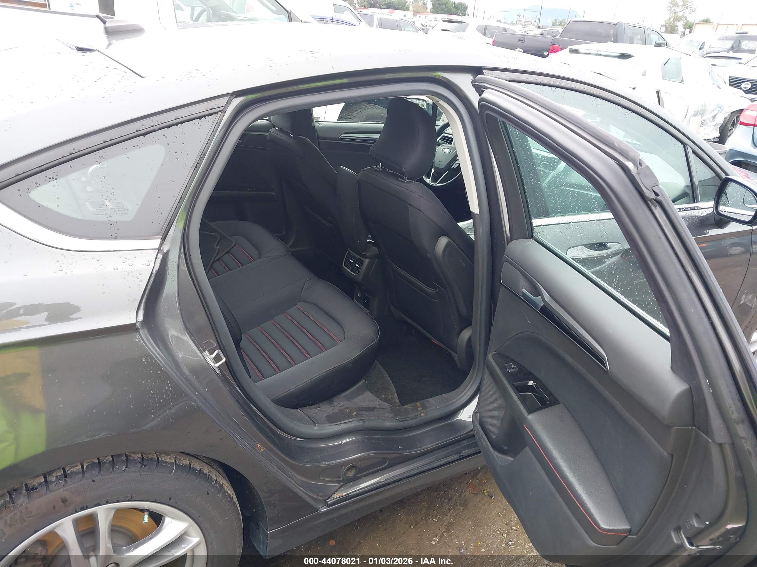 FORD FUSION image 8