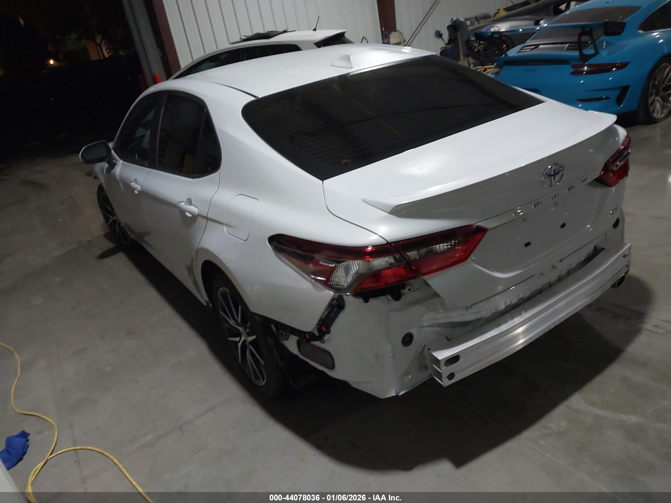 TOYOTA CAMRY image 3